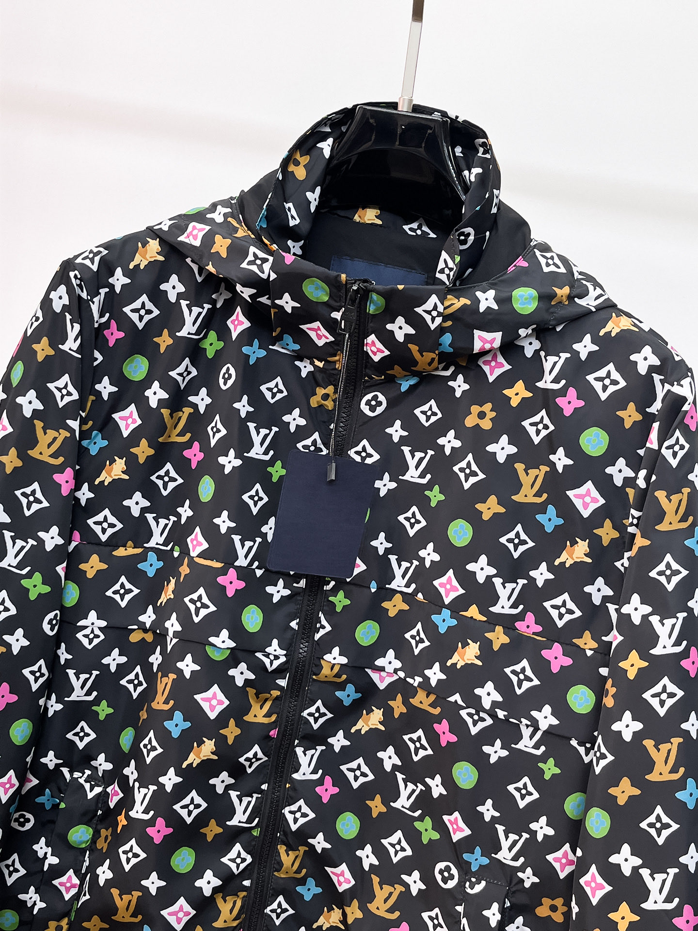 高仿LV男士外套 黑色彩色Monogram滿版連帽防風夾克