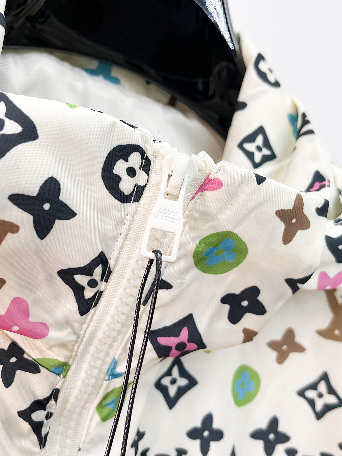 原單LV男士外套 白色彩色Monogram滿版連帽夾克| 16 原單LV男士外套 白色彩色Monogram滿版連帽夾克