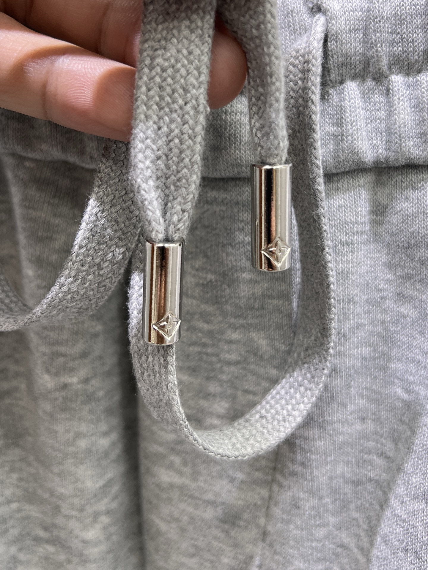 LV高仿男士灰色休閒長褲 LV Monogram刺繡寬鬆抽繩運動褲| 12 LV高仿男士灰色休閒長褲 LV Monogram刺繡寬鬆抽繩運動褲