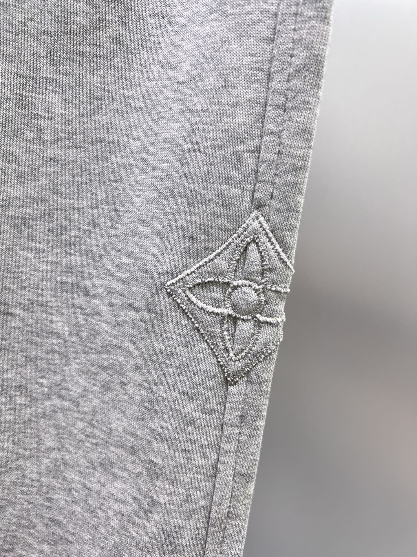LV高仿男士灰色休閒長褲 LV Monogram刺繡寬鬆抽繩運動褲| 10 LV高仿男士灰色休閒長褲 LV Monogram刺繡寬鬆抽繩運動褲