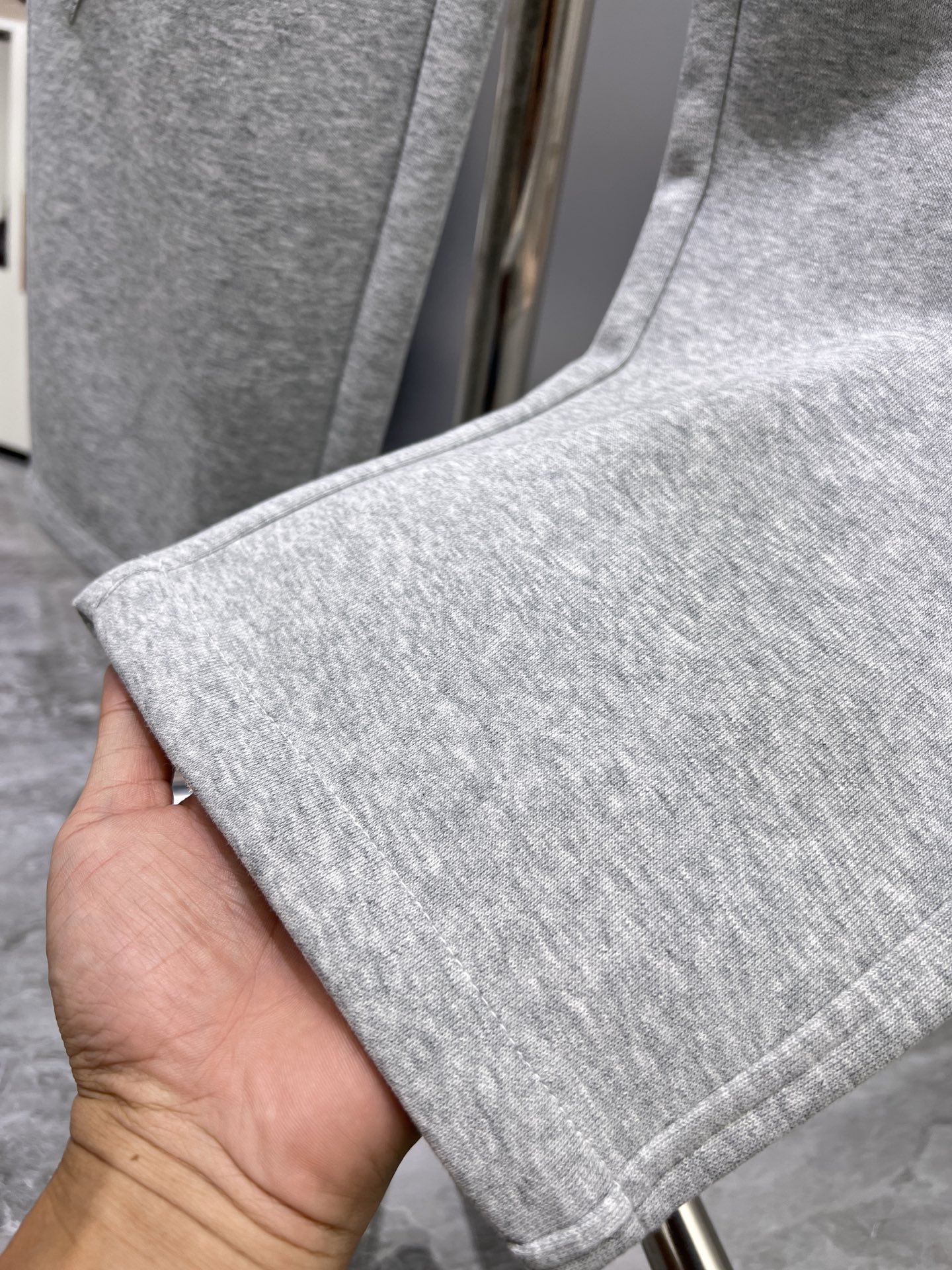 LV高仿男士灰色休閒長褲 LV Monogram刺繡寬鬆抽繩運動褲| 7 LV高仿男士灰色休閒長褲 LV Monogram刺繡寬鬆抽繩運動褲