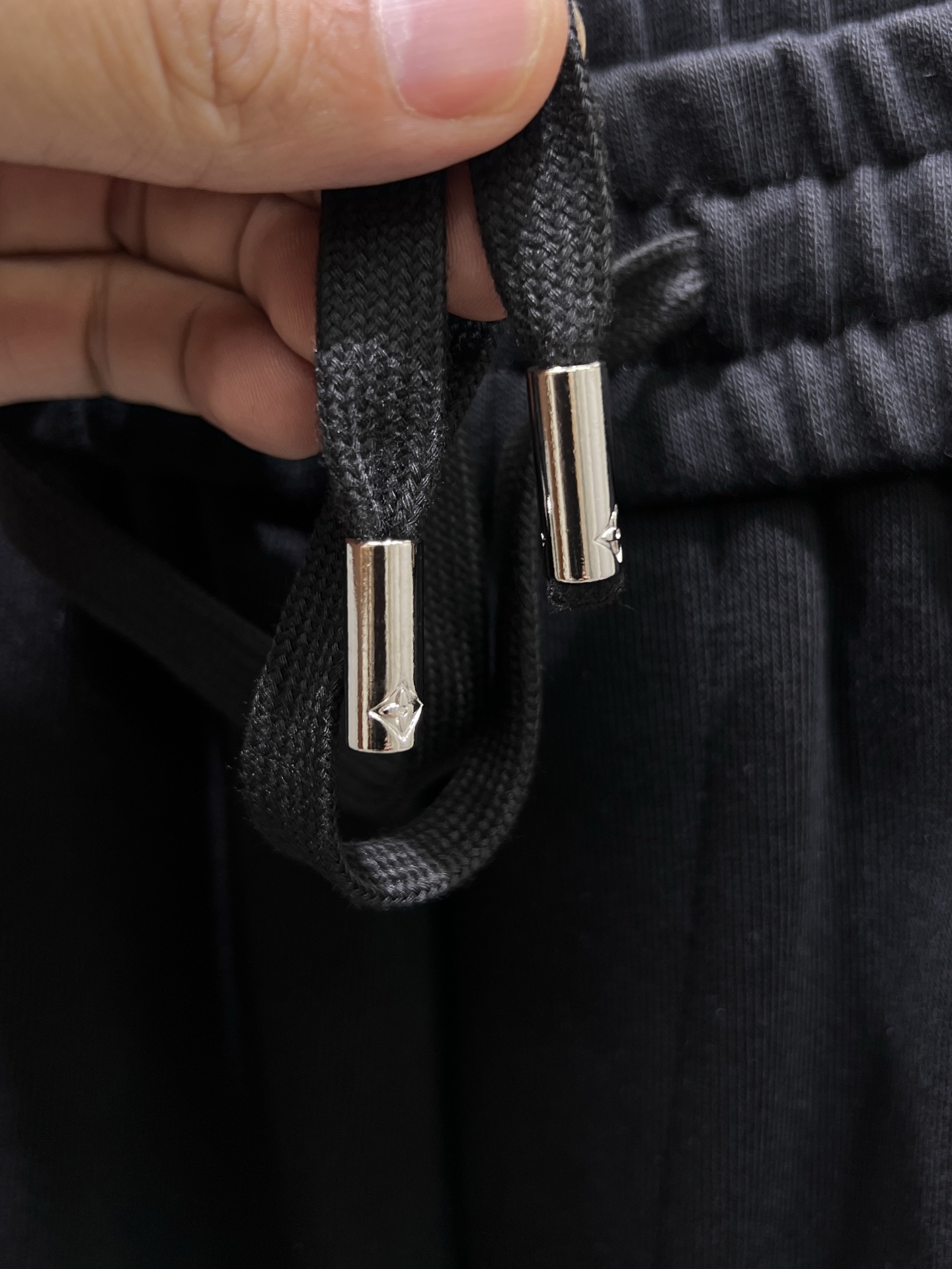 LV原單男士黑色休閒長褲 LV Monogram刺繡寬鬆抽繩運動褲| 12 LV原單男士黑色休閒長褲 LV Monogram刺繡寬鬆抽繩運動褲
