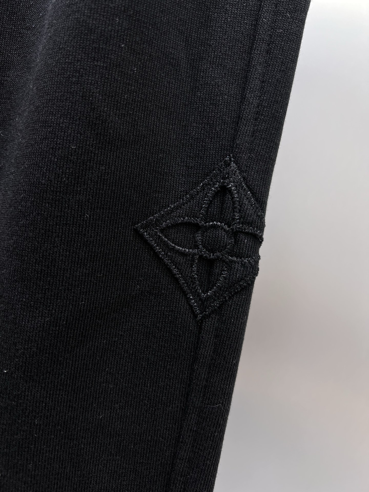 LV原單男士黑色休閒長褲 LV Monogram刺繡寬鬆抽繩運動褲| 10 LV原單男士黑色休閒長褲 LV Monogram刺繡寬鬆抽繩運動褲