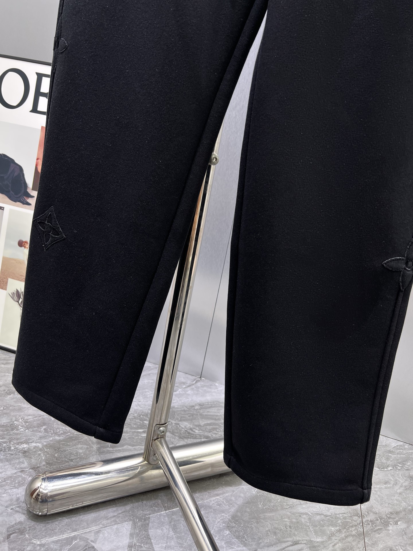 LV原單男士黑色休閒長褲 LV Monogram刺繡寬鬆抽繩運動褲| 9 LV原單男士黑色休閒長褲 LV Monogram刺繡寬鬆抽繩運動褲