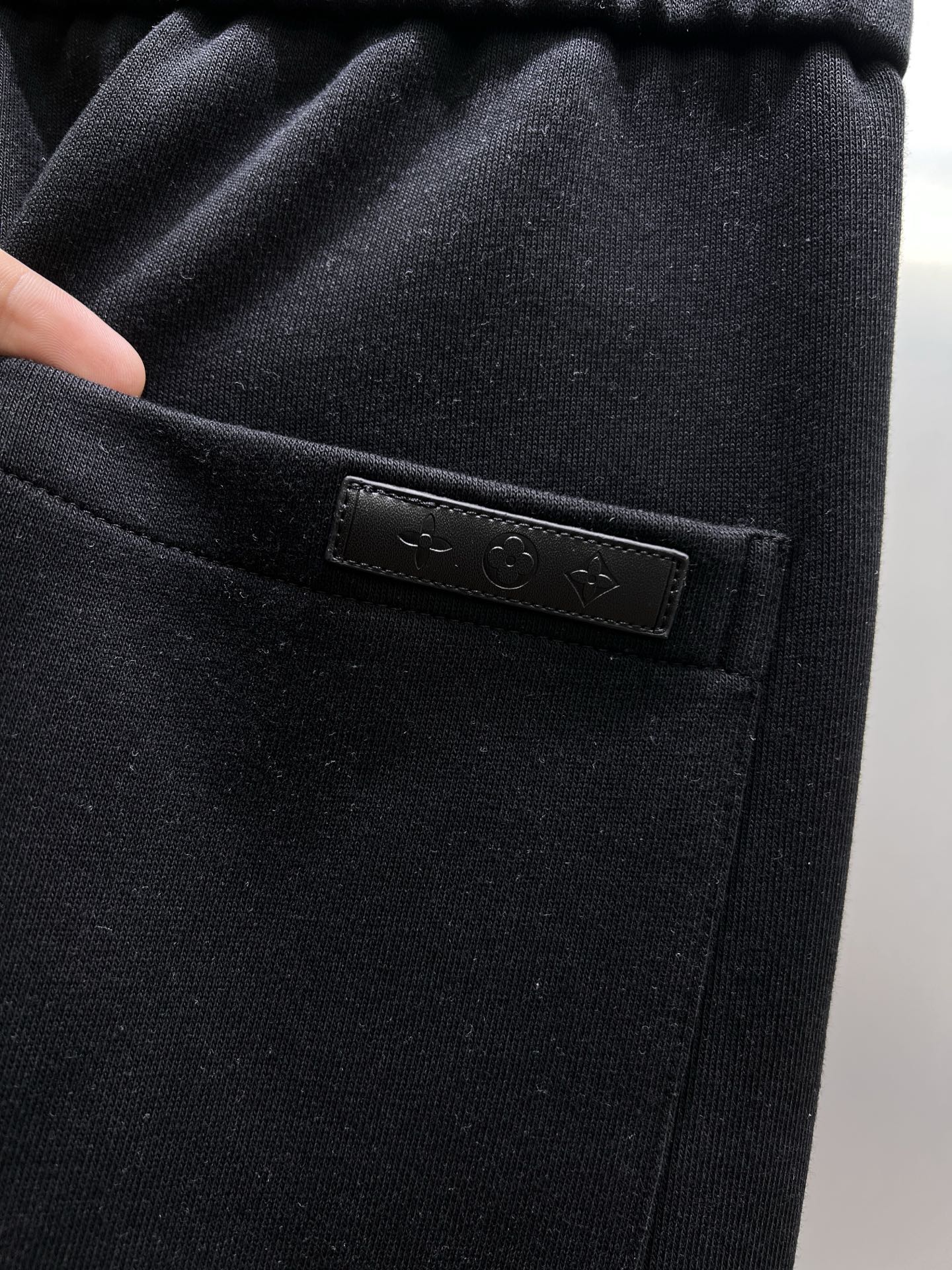 LV原單男士黑色休閒長褲 LV Monogram刺繡寬鬆抽繩運動褲| 8 LV原單男士黑色休閒長褲 LV Monogram刺繡寬鬆抽繩運動褲