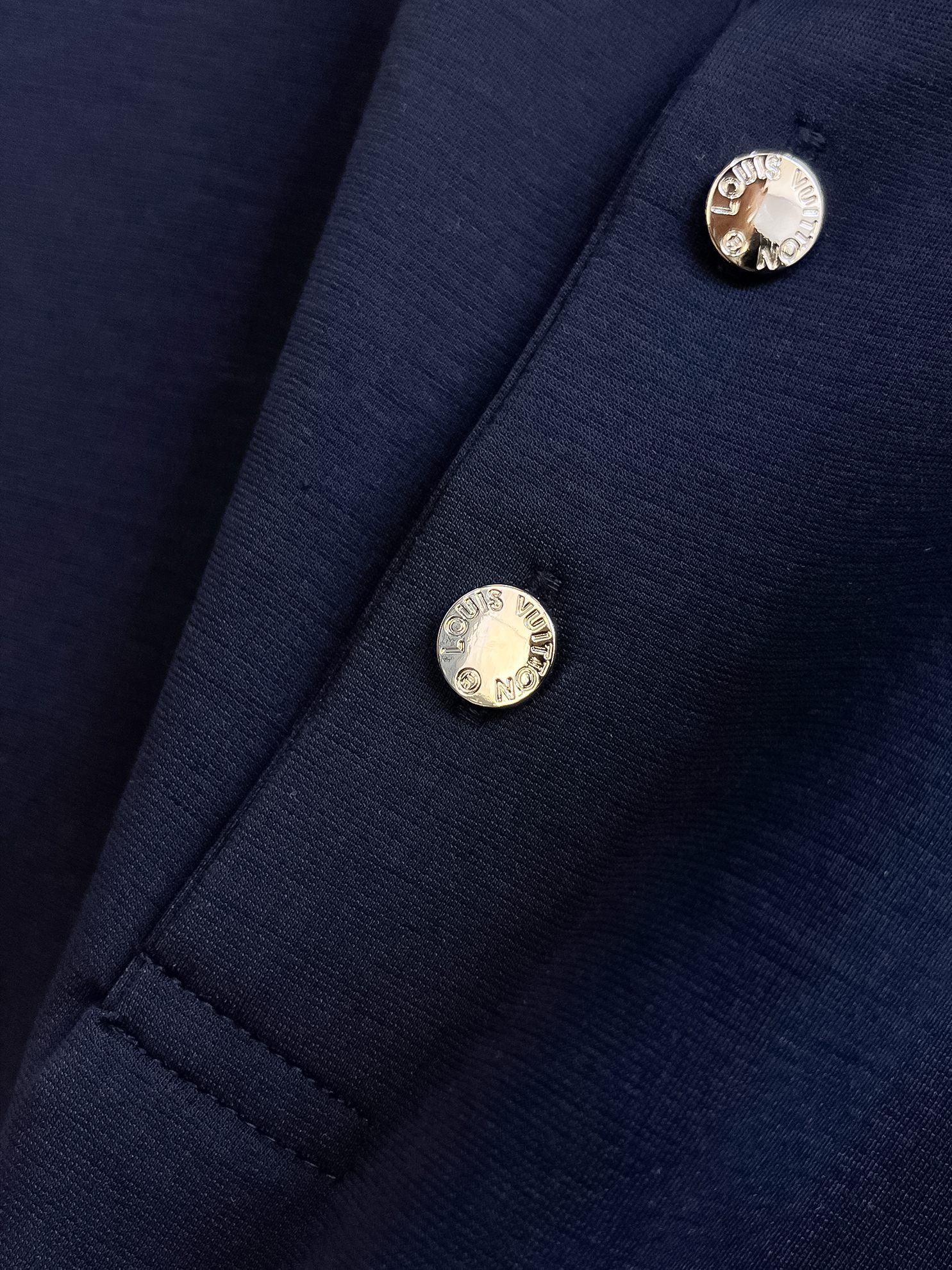 高仿LV短袖Polo衫男款 深藍色胸前Logo翻領休閒上衣| 8 高仿LV短袖Polo衫男款 深藍色胸前Logo翻領休閒上衣