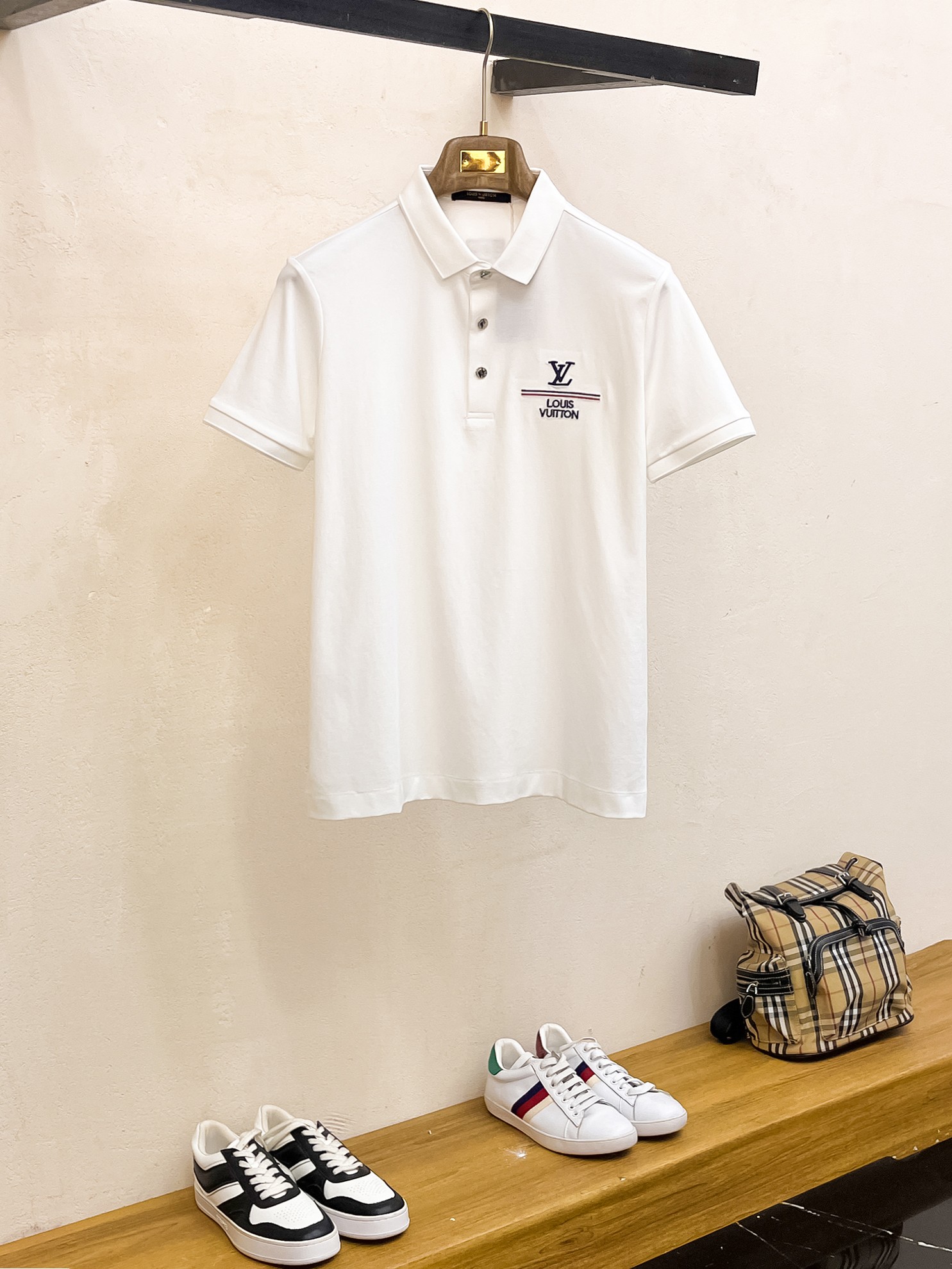 一比一LV男士Polo衫 白色短袖胸前字母Logo翻領上衣
