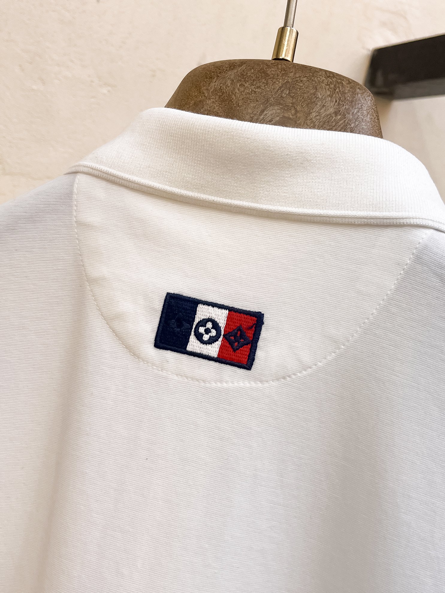 一比一LV男士Polo衫 白色短袖胸前字母Logo翻領上衣| 10 一比一LV男士Polo衫 白色短袖胸前字母Logo翻領上衣