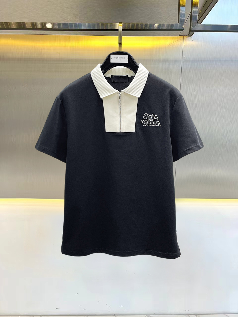 一比一LV男士短袖Polo衫 黑色撞色翻領半拉鍊刺繡上衣| 3 一比一LV男士短袖Polo衫 黑色撞色翻領半拉鍊刺繡上衣