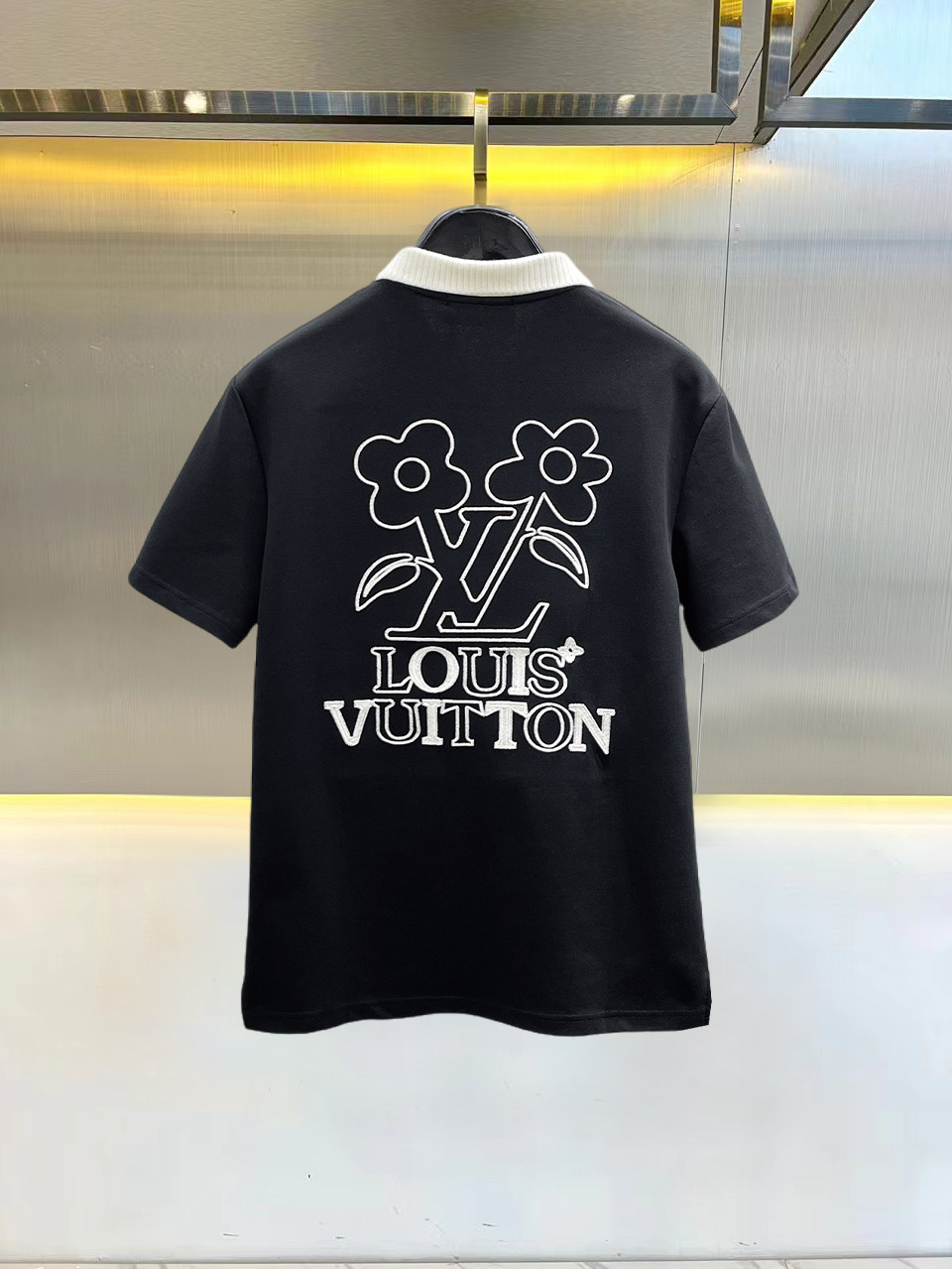 一比一LV男士短袖Polo衫 黑色撞色翻領半拉鍊刺繡上衣| 14 一比一LV男士短袖Polo衫 黑色撞色翻領半拉鍊刺繡上衣