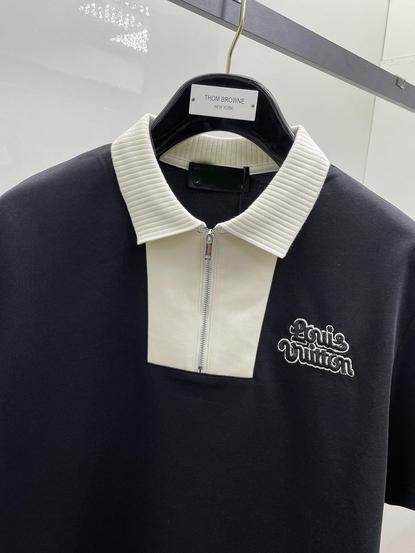 一比一LV男士短袖Polo衫 黑色撞色翻領半拉鍊刺繡上衣| 13 一比一LV男士短袖Polo衫 黑色撞色翻領半拉鍊刺繡上衣