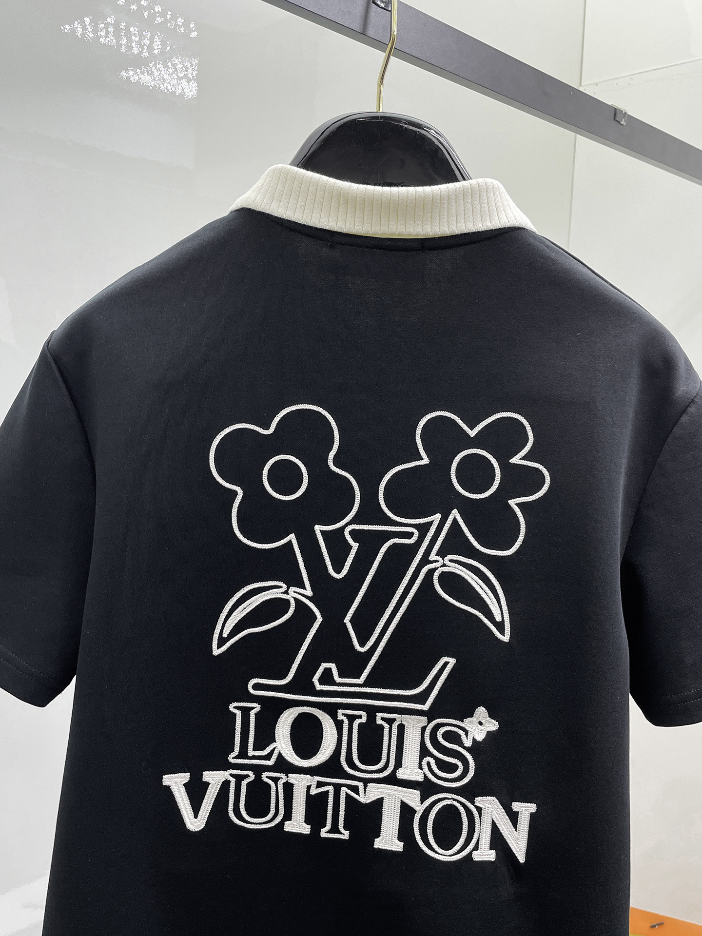 一比一LV男士短袖Polo衫 黑色撞色翻領半拉鍊刺繡上衣| 12 一比一LV男士短袖Polo衫 黑色撞色翻領半拉鍊刺繡上衣