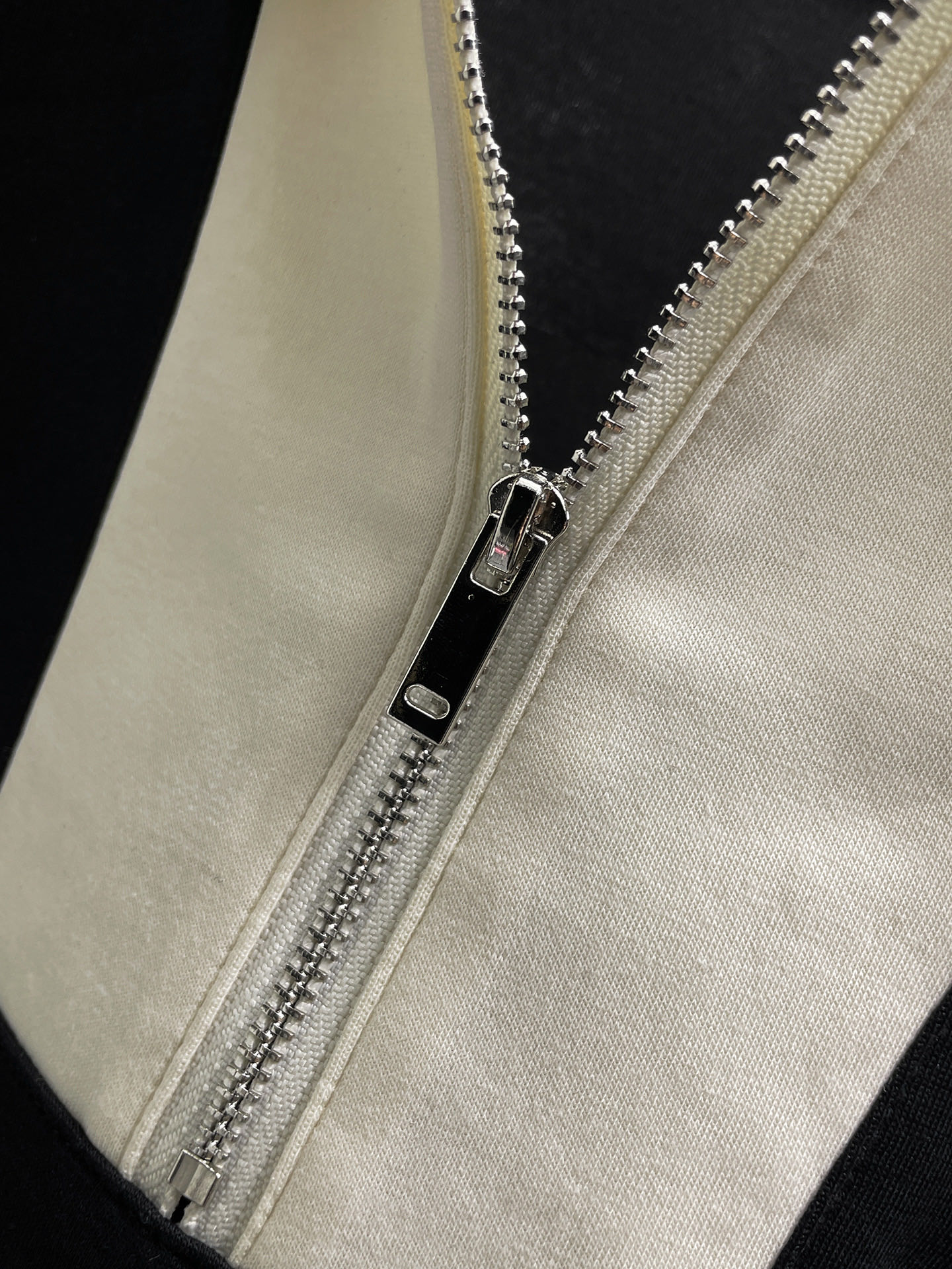一比一LV男士短袖Polo衫 黑色撞色翻領半拉鍊刺繡上衣| 11 一比一LV男士短袖Polo衫 黑色撞色翻領半拉鍊刺繡上衣