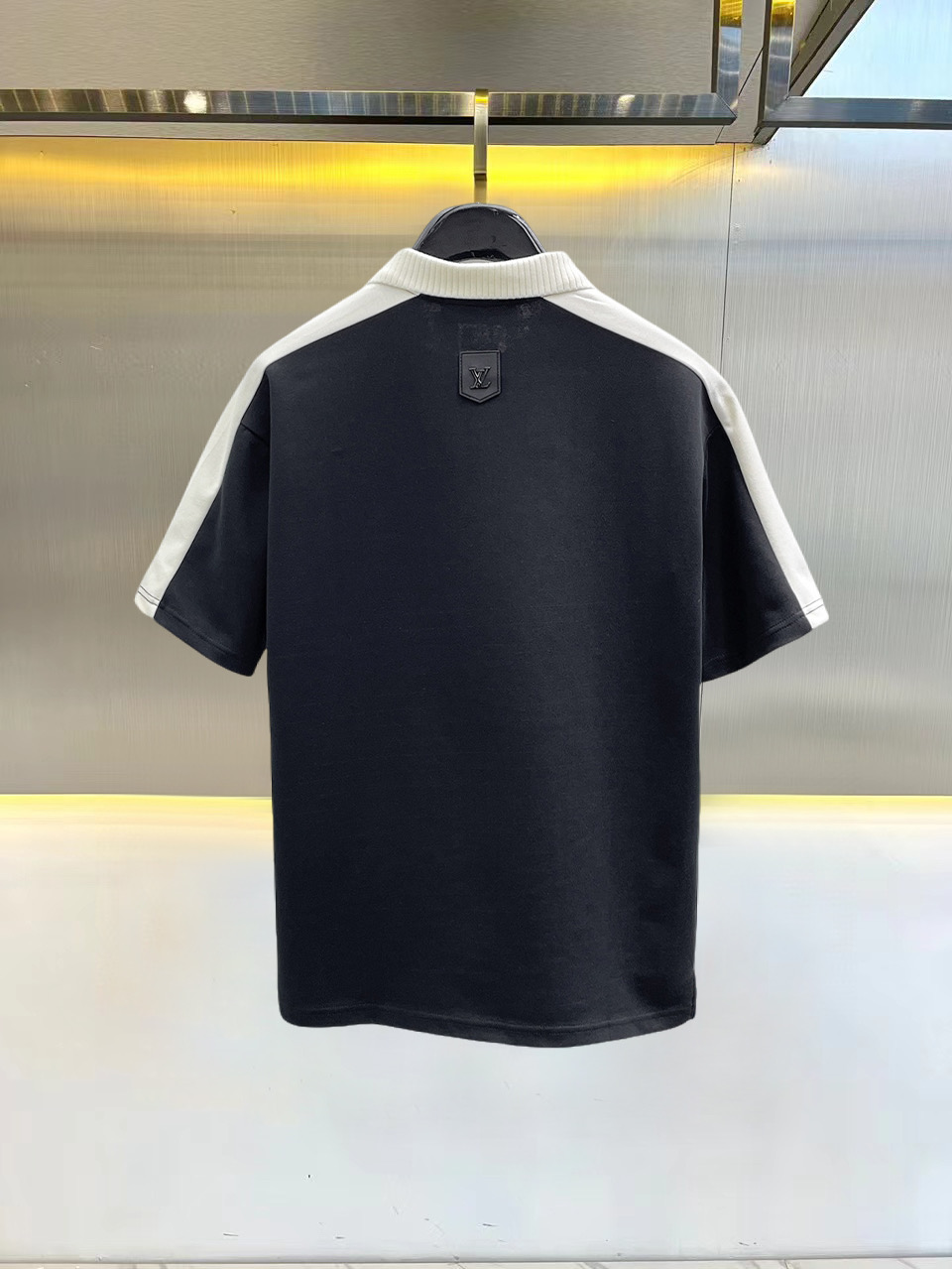 高仿LV男士短袖Polo衫 黑白撞色拼接半拉鍊Logo上衣| 14 高仿LV男士短袖Polo衫 黑白撞色拼接半拉鍊Logo上衣
