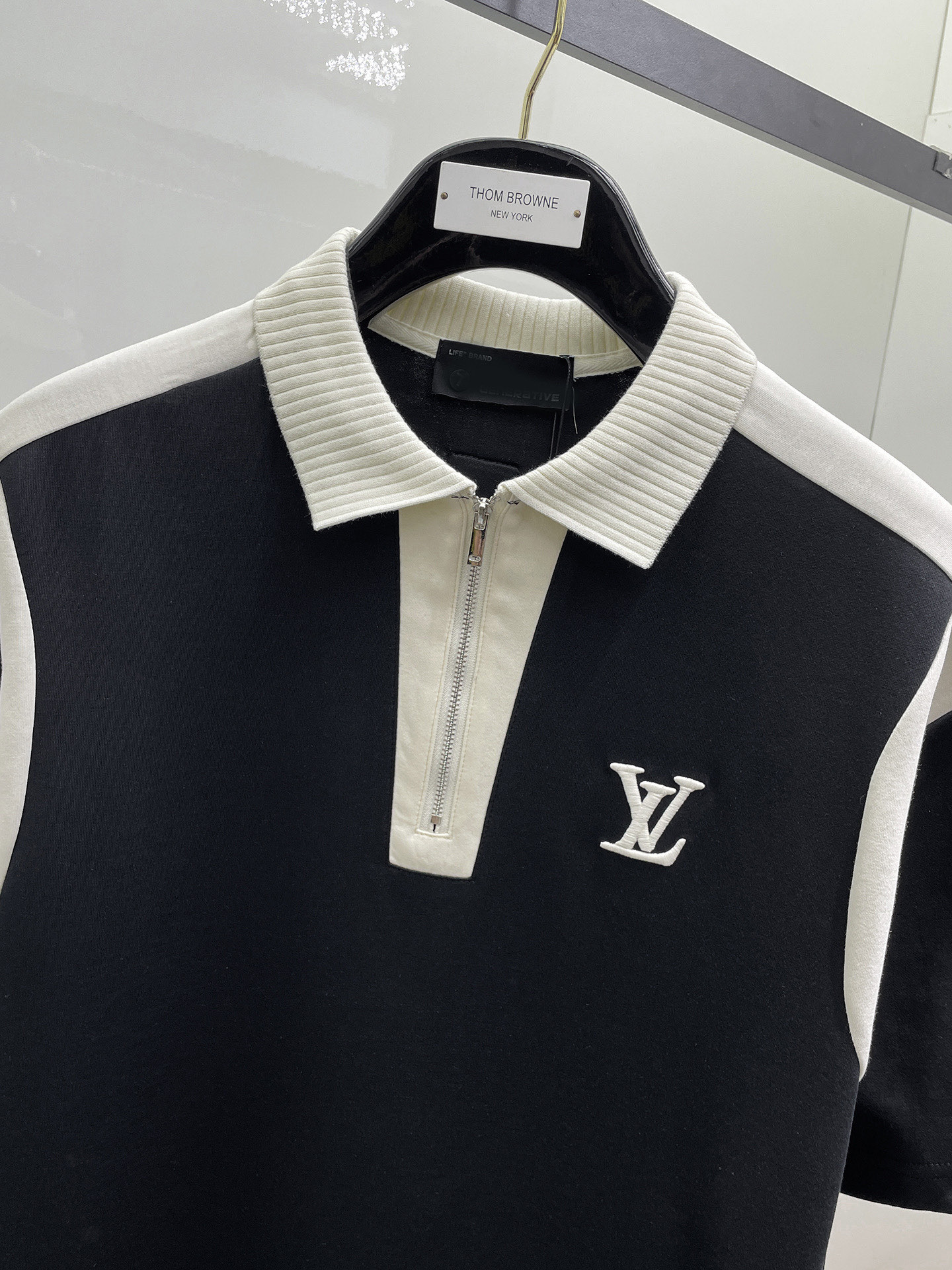高仿LV男士短袖Polo衫 黑白撞色拼接半拉鍊Logo上衣| 13 高仿LV男士短袖Polo衫 黑白撞色拼接半拉鍊Logo上衣