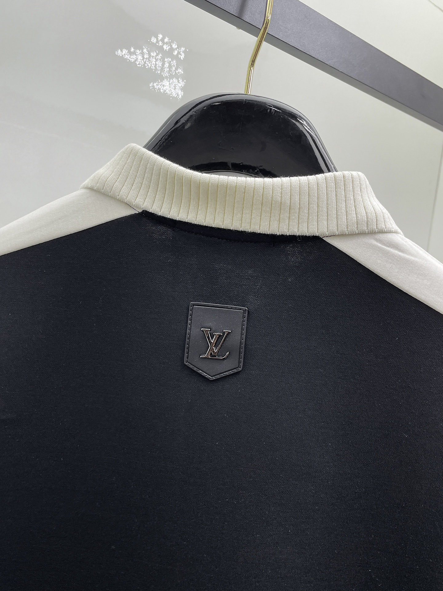 高仿LV男士短袖Polo衫 黑白撞色拼接半拉鍊Logo上衣| 12 高仿LV男士短袖Polo衫 黑白撞色拼接半拉鍊Logo上衣