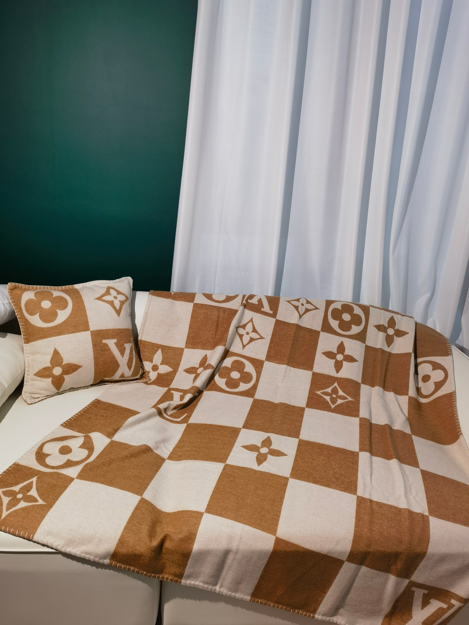 LV高仿棋盤格毛毯抱枕兩用沙發毯居家裝飾毯| 11 LV高仿棋盤格毛毯抱枕兩用沙發毯居家裝飾毯