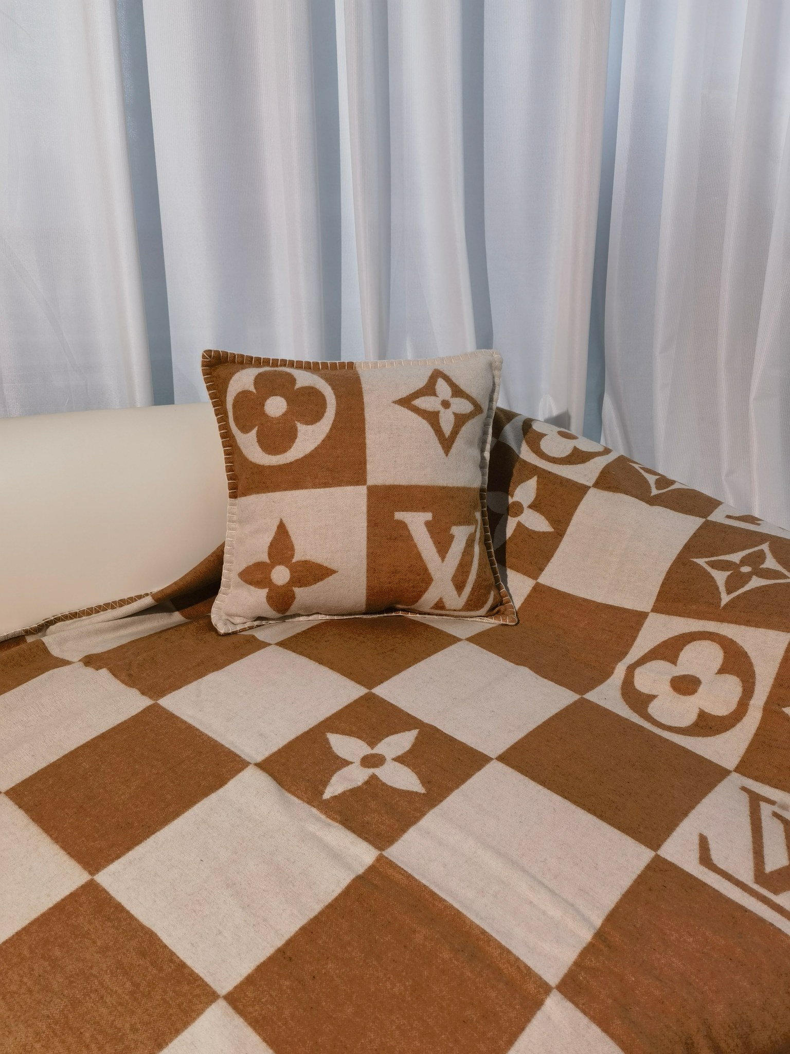 LV高仿棋盤格毛毯抱枕兩用沙發毯居家裝飾毯| 7 LV高仿棋盤格毛毯抱枕兩用沙發毯居家裝飾毯