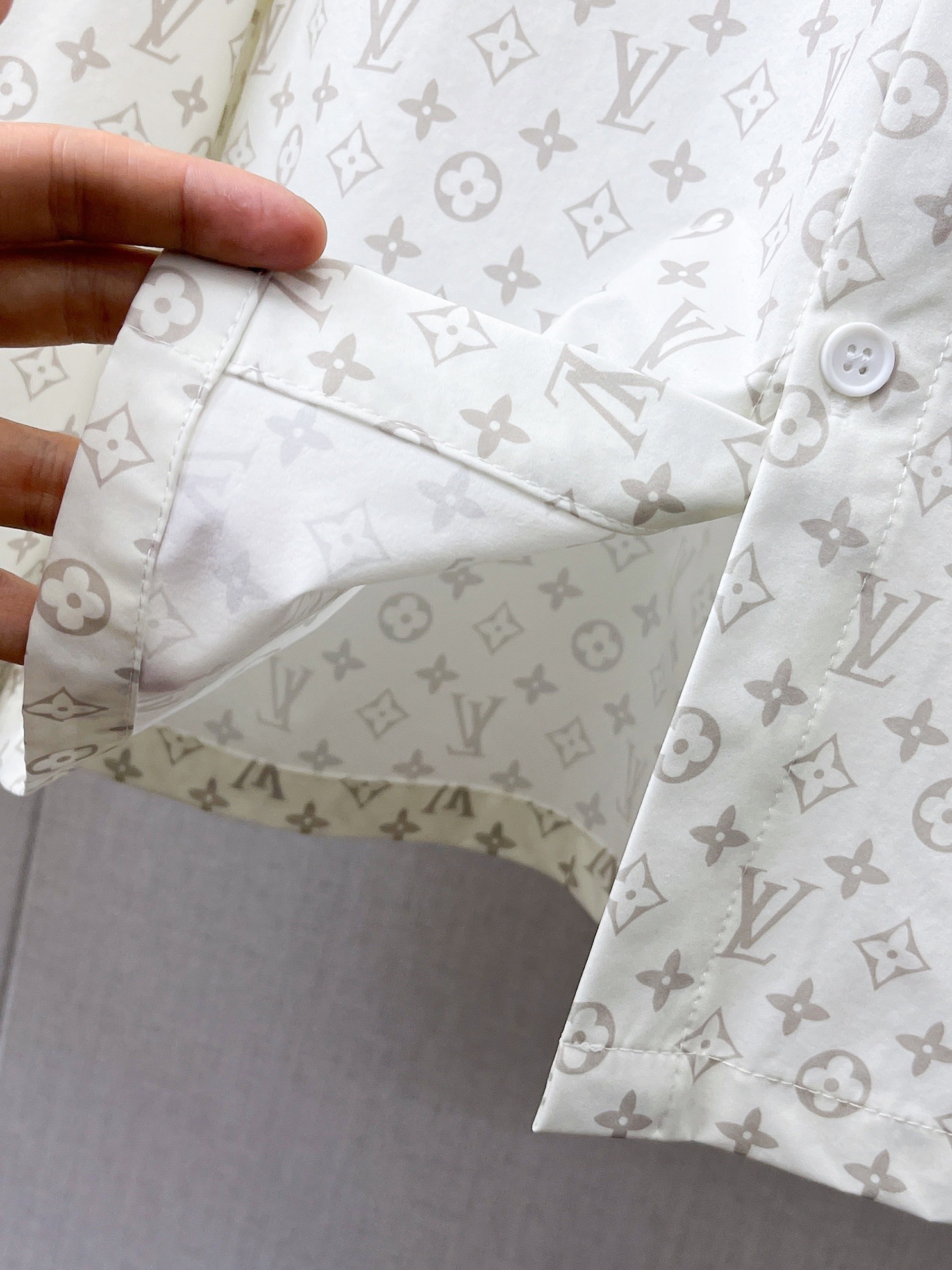 LV高仿淺灰Monogram滿印長袖襯衫 男士休閒百搭襯衣| 10 LV高仿淺灰Monogram滿印長袖襯衫 男士休閒百搭襯衣