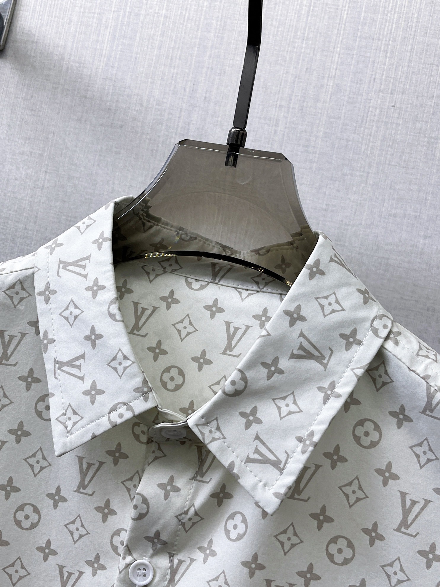 LV高仿淺灰Monogram滿印長袖襯衫 男士休閒百搭襯衣| 12 LV高仿淺灰Monogram滿印長袖襯衫 男士休閒百搭襯衣