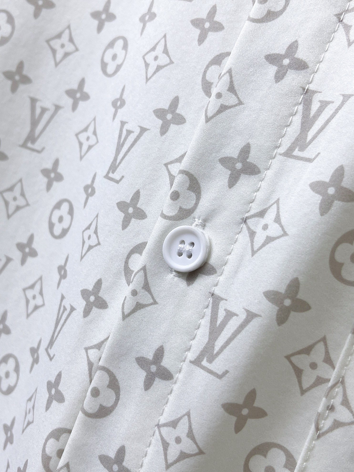 LV高仿淺灰Monogram滿印長袖襯衫 男士休閒百搭襯衣| 13 LV高仿淺灰Monogram滿印長袖襯衫 男士休閒百搭襯衣