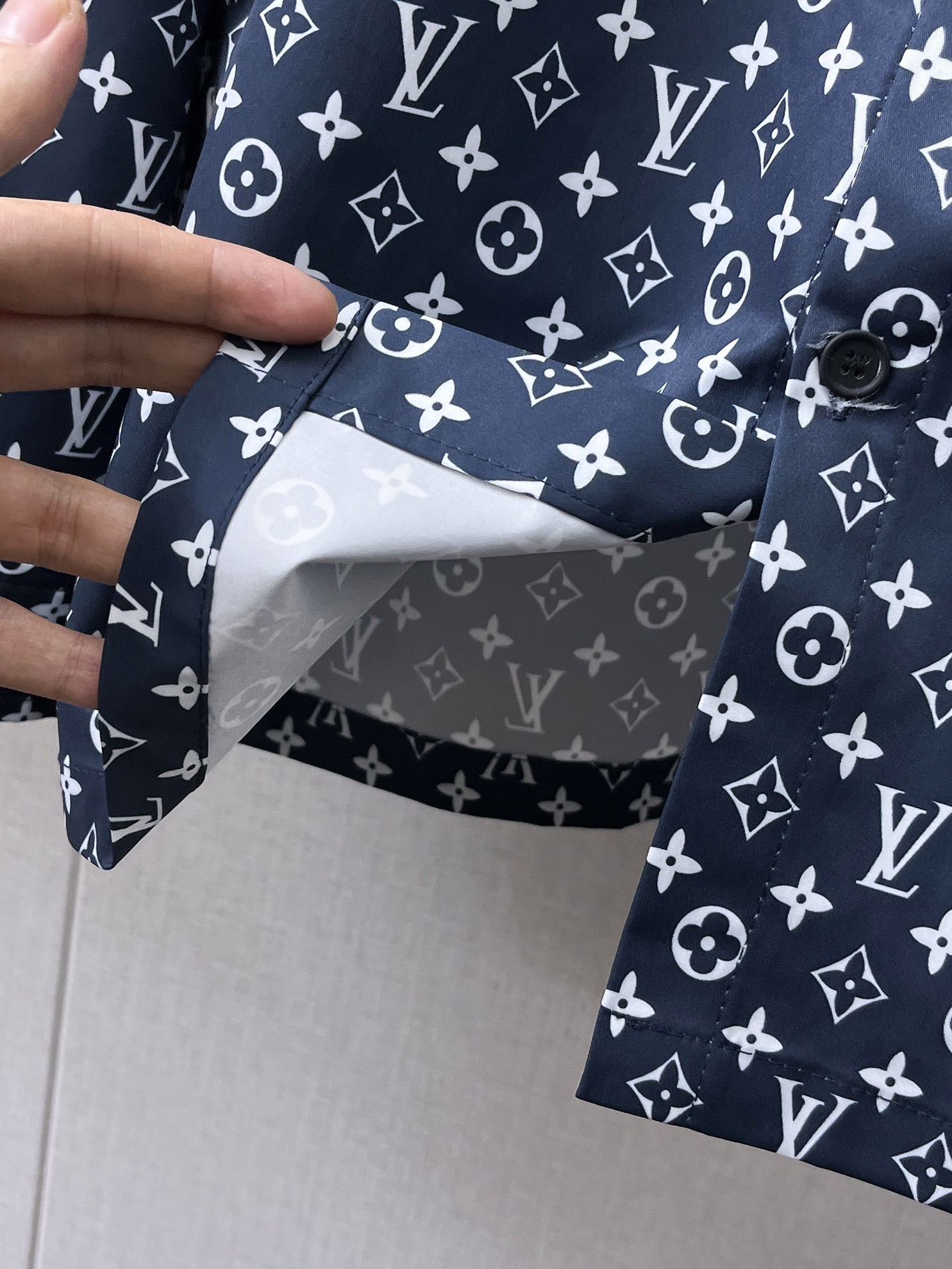 LV高仿深藍Monogram滿印長袖襯衫 男士時尚印花襯衣| 8 LV高仿深藍Monogram滿印長袖襯衫 男士時尚印花襯衣