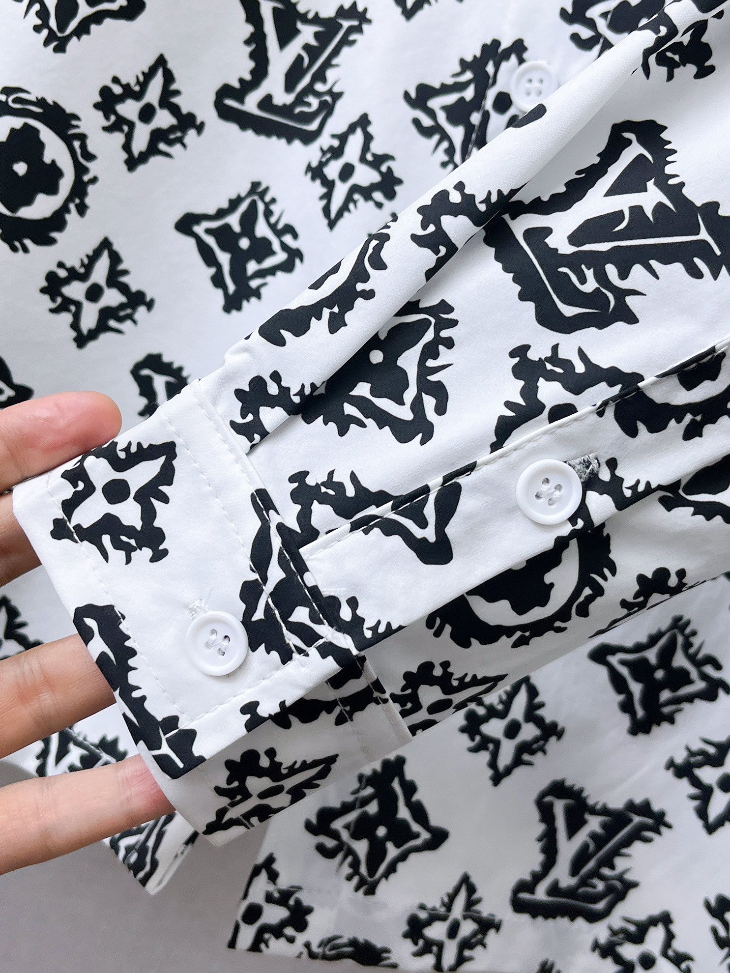LV一比一黑白Monogram印花長袖襯衫 男士潮流襯衣| 12 LV一比一黑白Monogram印花長袖襯衫 男士潮流襯衣