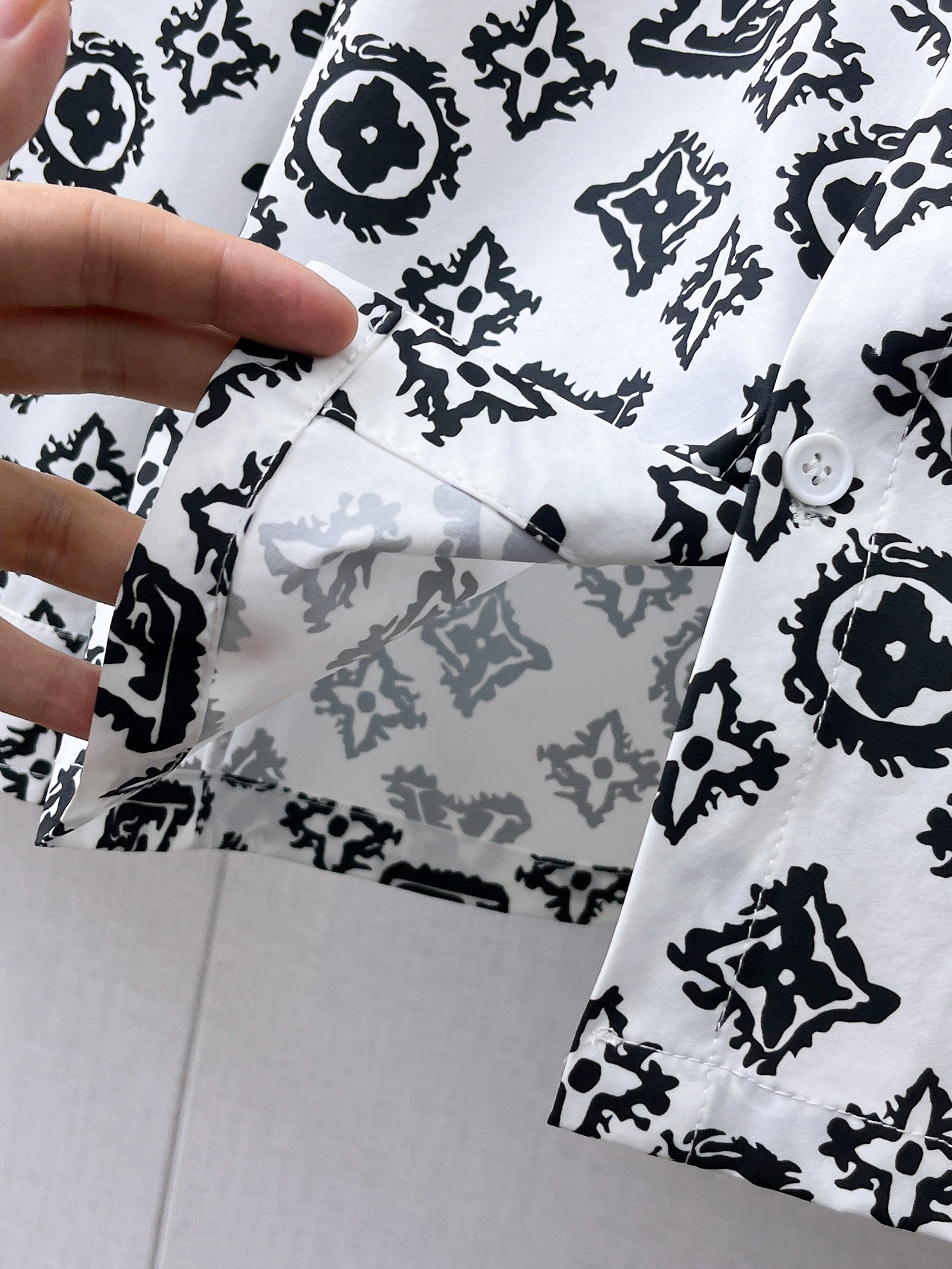 LV一比一黑白Monogram印花長袖襯衫 男士潮流襯衣| 10 LV一比一黑白Monogram印花長袖襯衫 男士潮流襯衣
