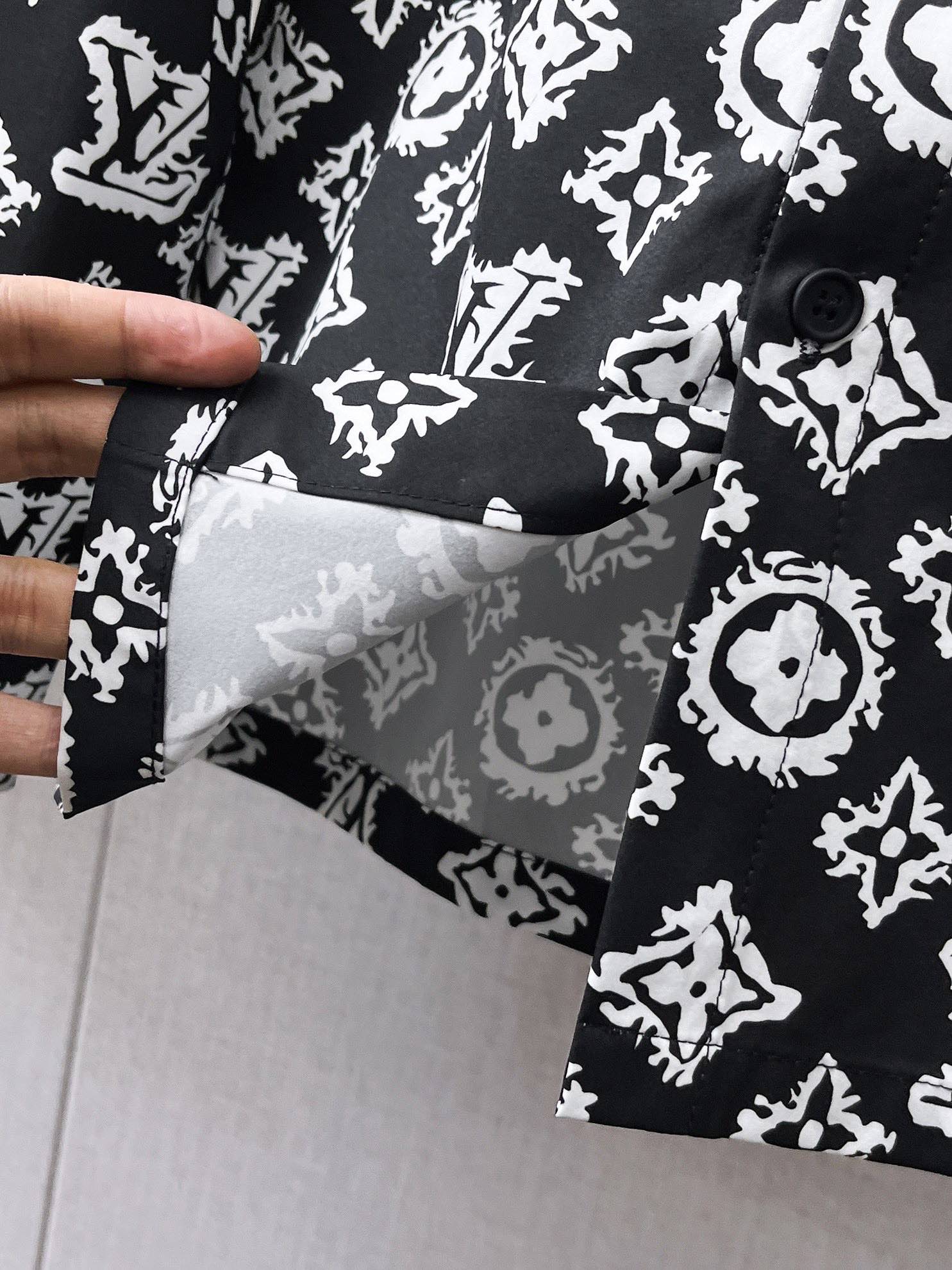 LV原單黑底白Monogram長袖襯衫 男士百搭印花襯衣| 10 LV原單黑底白Monogram長袖襯衫 男士百搭印花襯衣