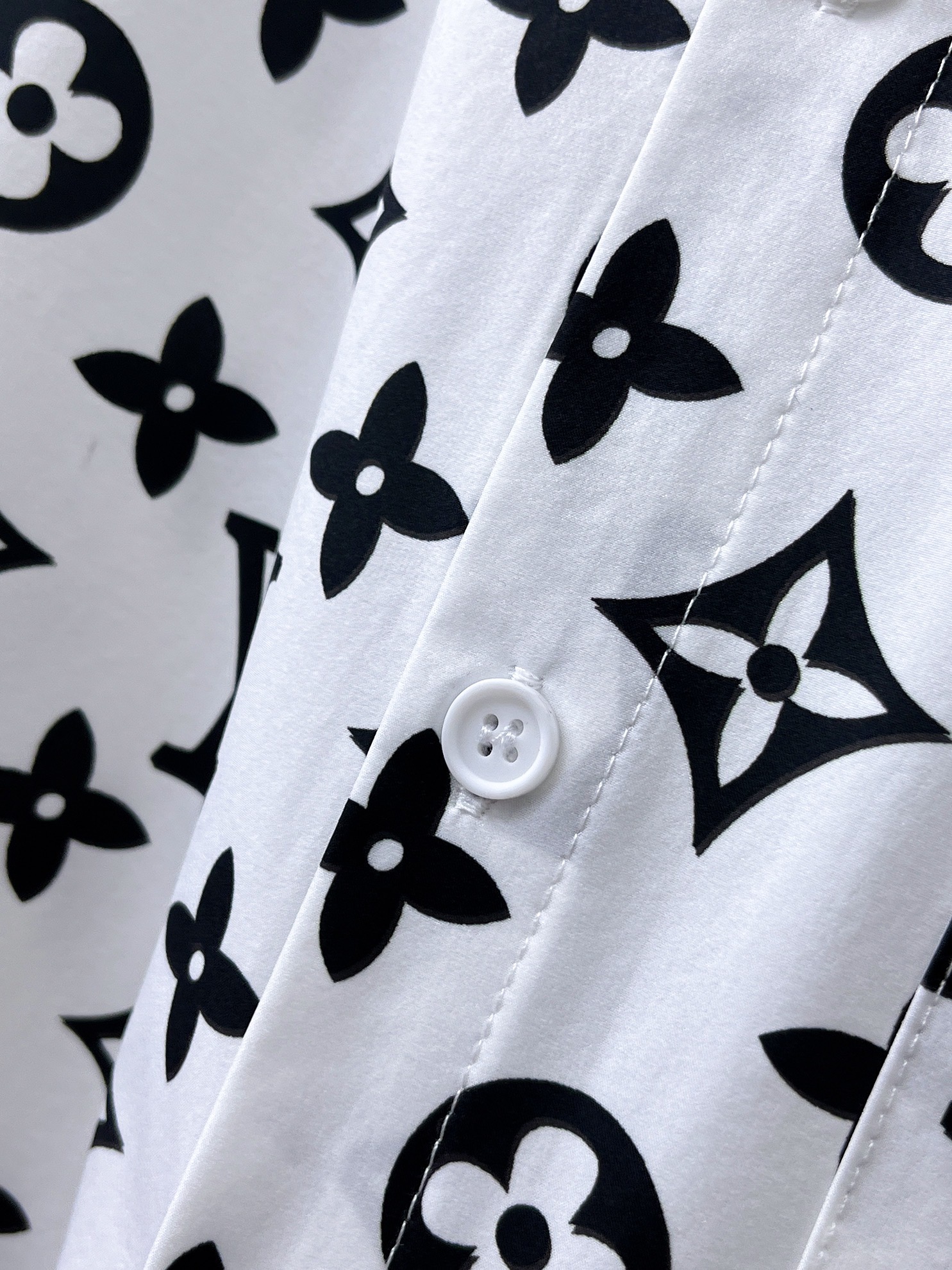 LV A貨白底黑Monogram印花長袖襯衫 男士時尚襯衣| 11 LV A貨白底黑Monogram印花長袖襯衫 男士時尚襯衣