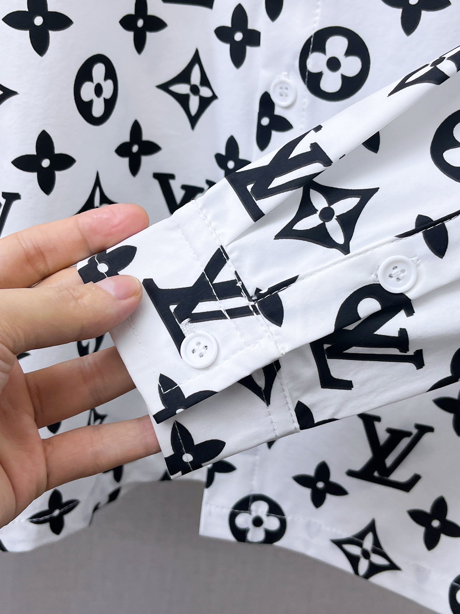 LV A貨白底黑Monogram印花長袖襯衫 男士時尚襯衣| 10 LV A貨白底黑Monogram印花長袖襯衫 男士時尚襯衣