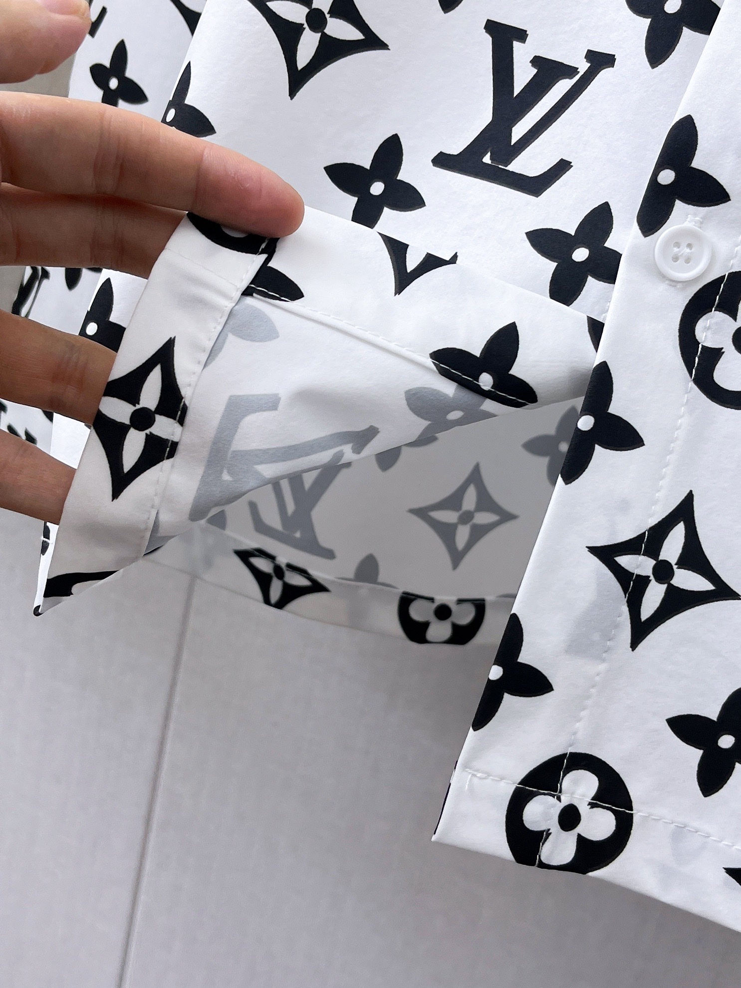LV A貨白底黑Monogram印花長袖襯衫 男士時尚襯衣| 8 LV A貨白底黑Monogram印花長袖襯衫 男士時尚襯衣