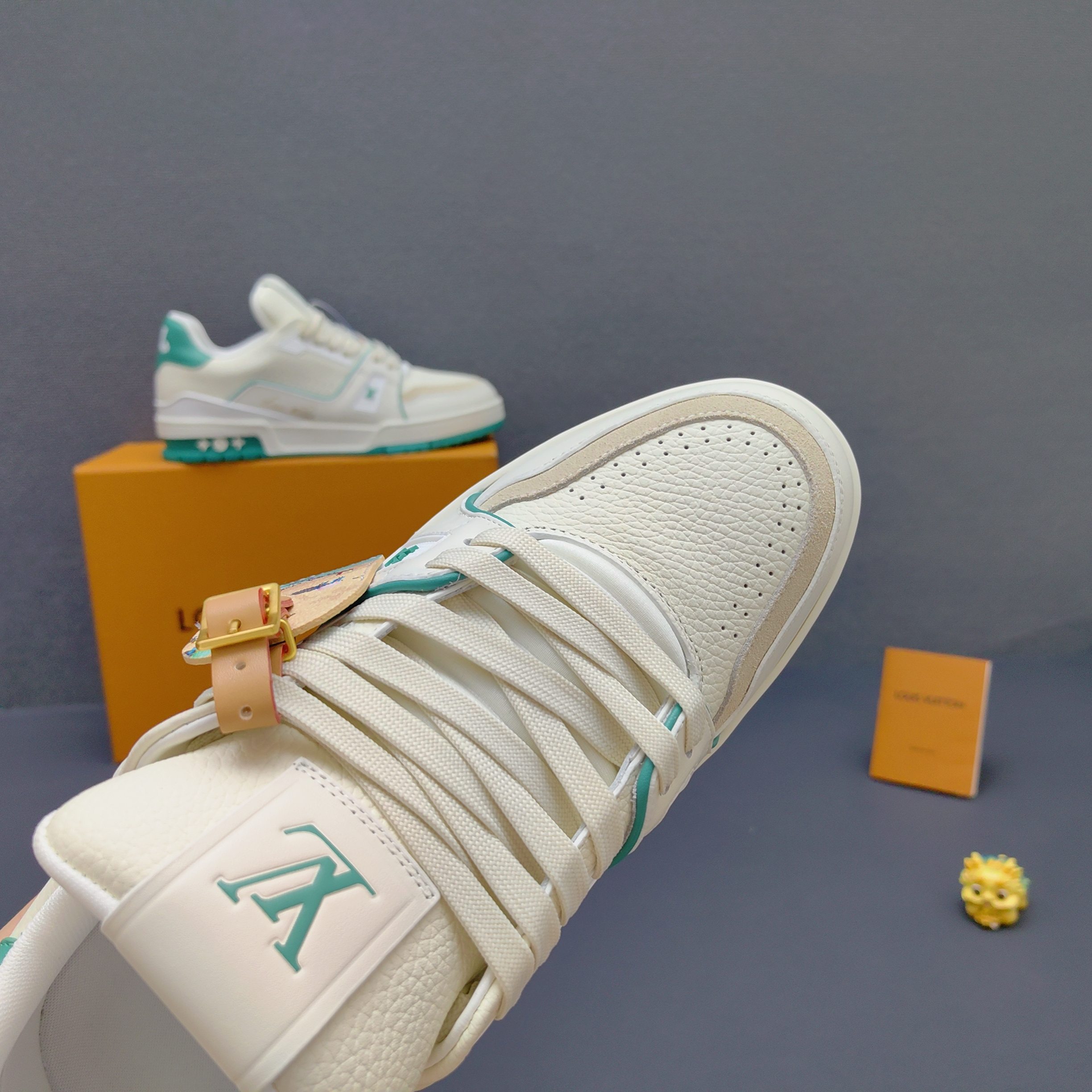 高仿LV Trainer男鞋 白色湖水綠拼色精品休閒鞋| 14 高仿LV Trainer男鞋 白色湖水綠拼色精品休閒鞋