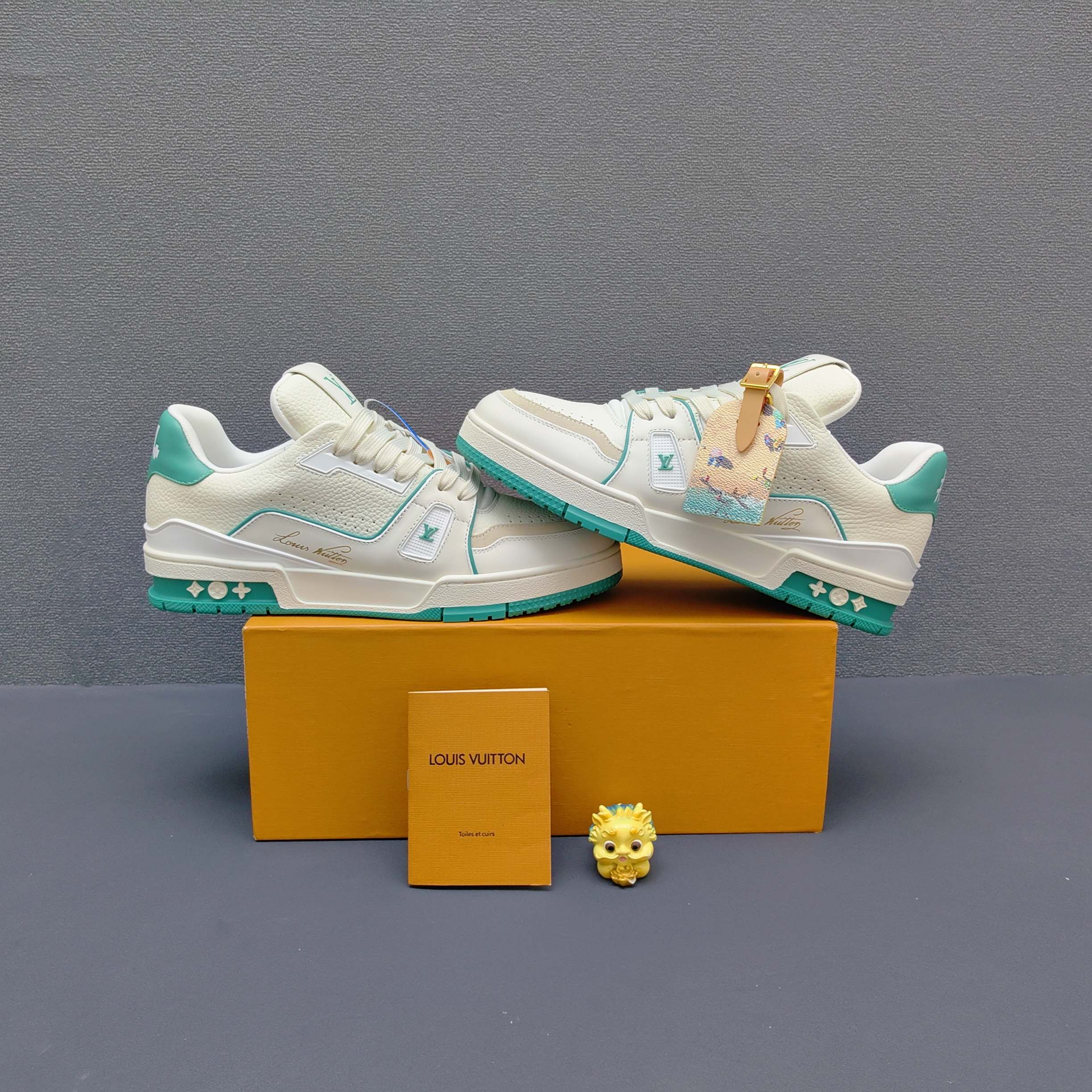 高仿LV Trainer男鞋 白色湖水綠拼色精品休閒鞋| 9 高仿LV Trainer男鞋 白色湖水綠拼色精品休閒鞋