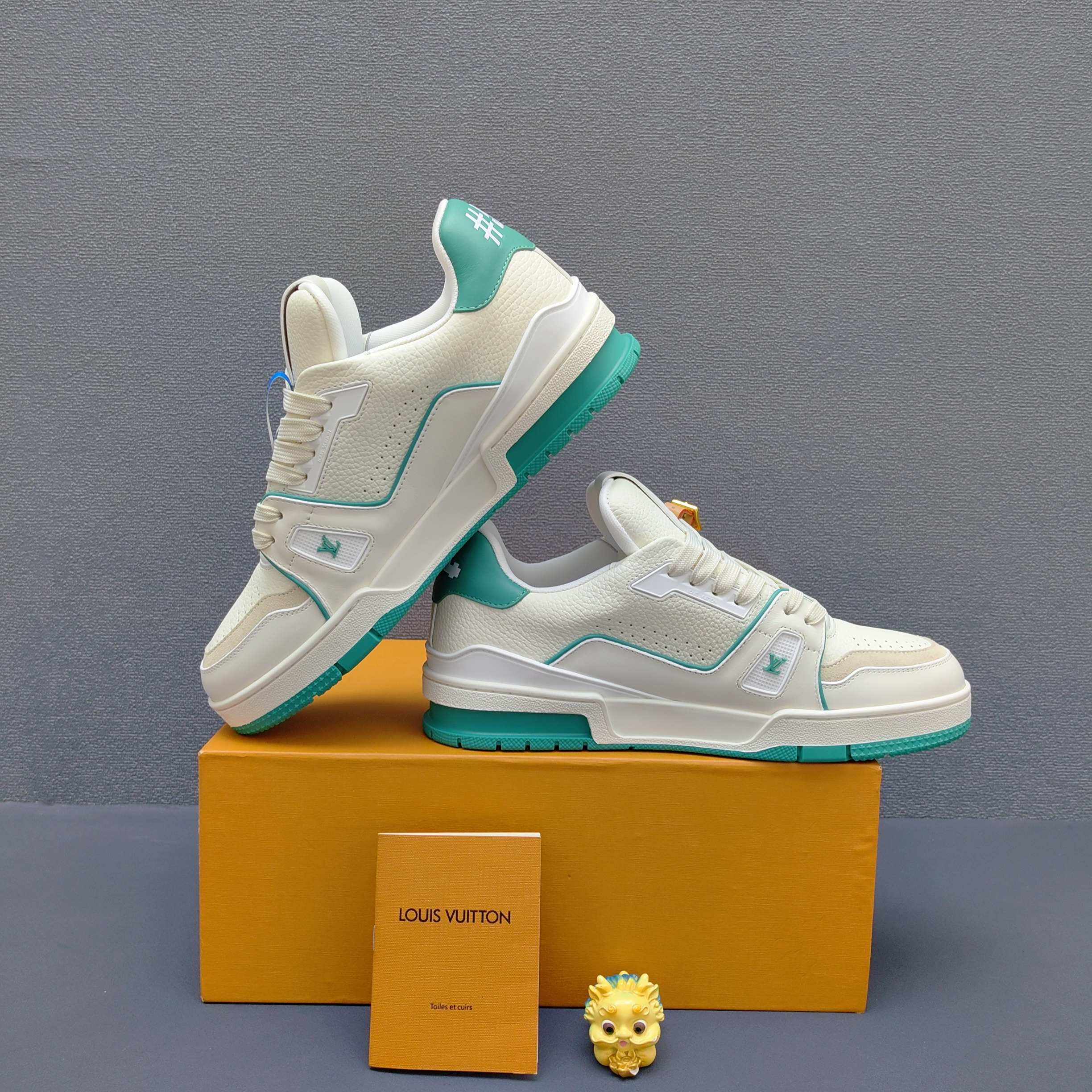 高仿LV Trainer男鞋 白色湖水綠拼色精品休閒鞋| 8 高仿LV Trainer男鞋 白色湖水綠拼色精品休閒鞋