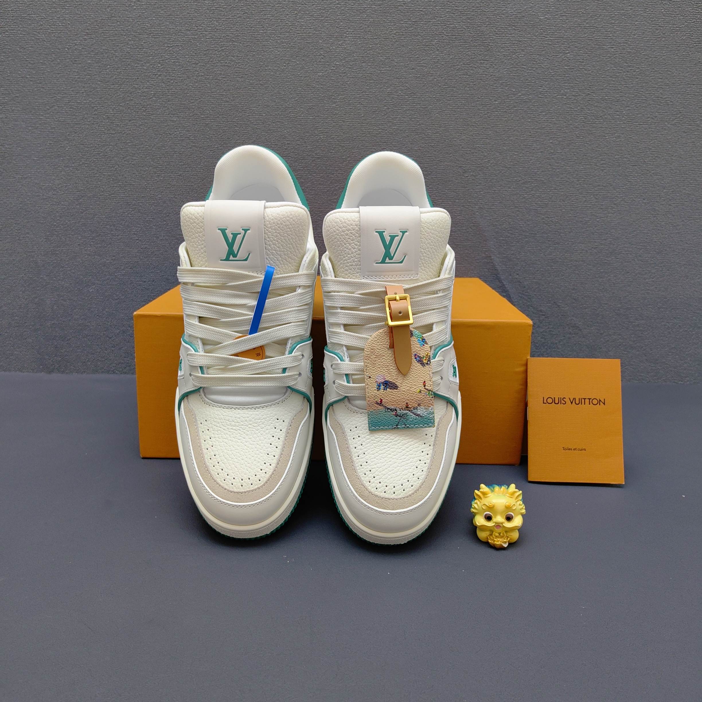 高仿LV Trainer男鞋 白色湖水綠拼色精品休閒鞋| 7 高仿LV Trainer男鞋 白色湖水綠拼色精品休閒鞋
