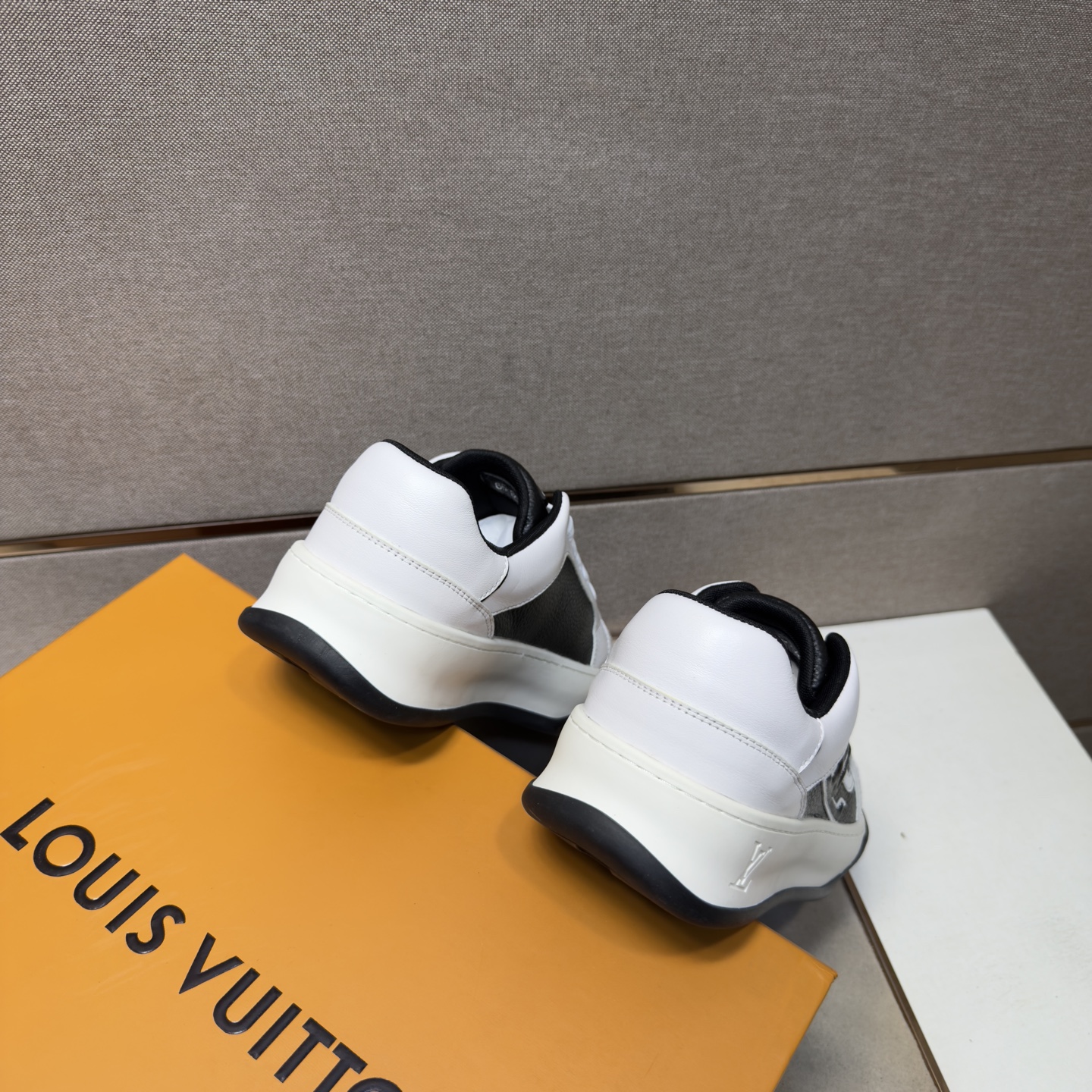 A貨LV男鞋 黑白拼色皮革低筒厚底休閒運動鞋| 7 A貨LV男鞋 黑白拼色皮革低筒厚底休閒運動鞋