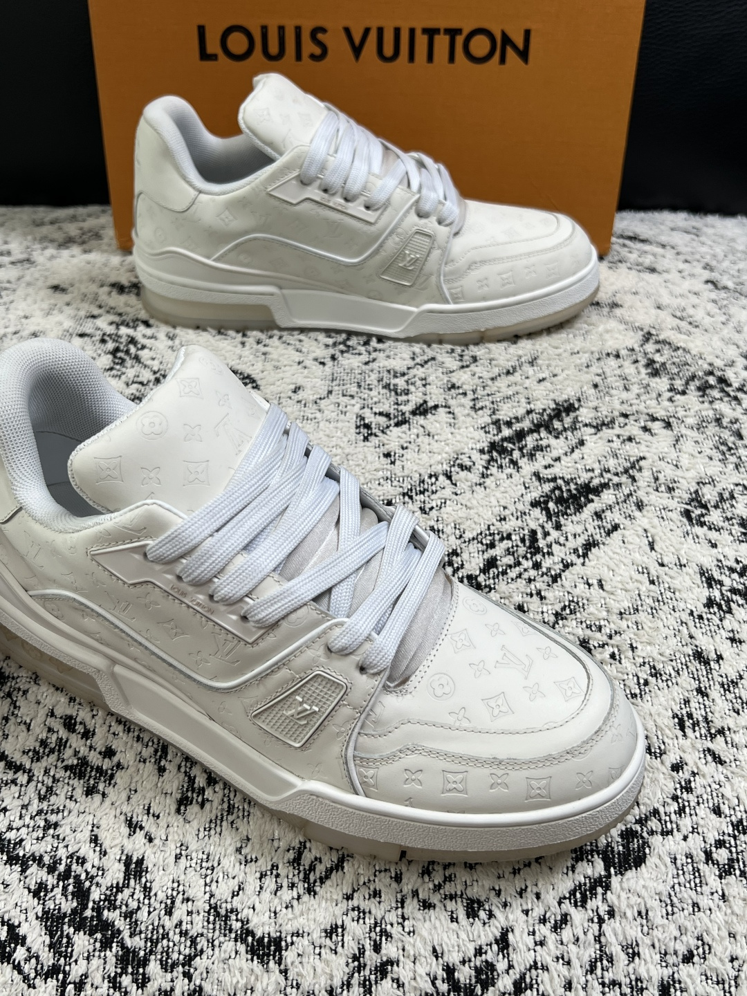 高仿LV Trainer男鞋 奶油白Monogram同色厚底運動鞋