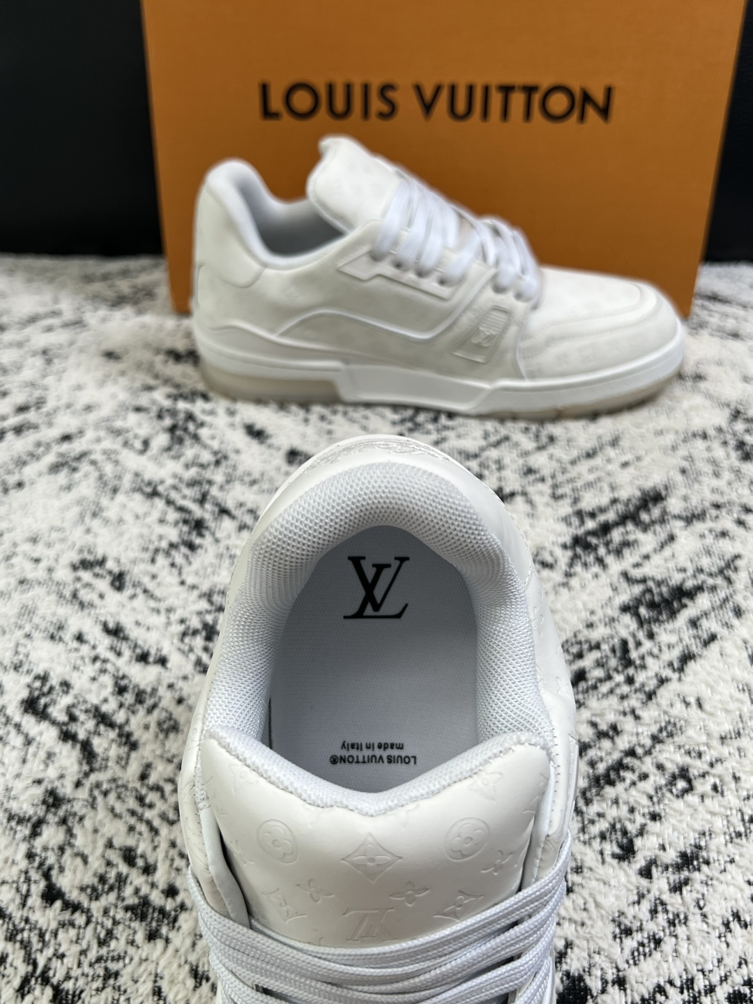 高仿LV Trainer男鞋 奶油白Monogram同色厚底運動鞋