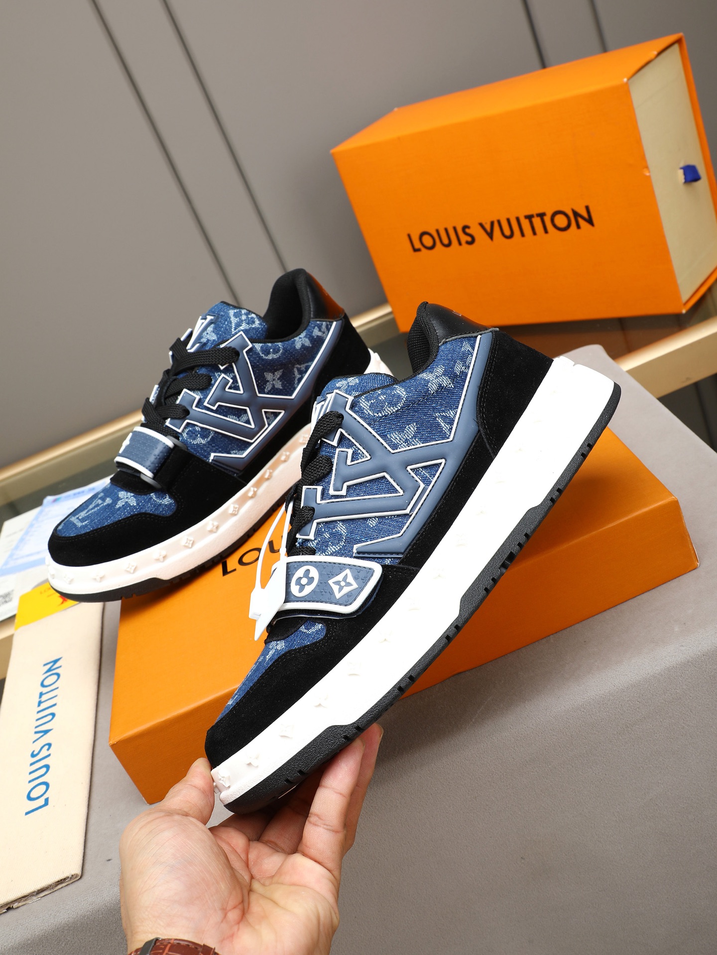 高仿LV Trainer男鞋 藍色丹寧Monogram黑色厚底運動鞋| 14 高仿LV Trainer男鞋 藍色丹寧Monogram黑色厚底運動鞋