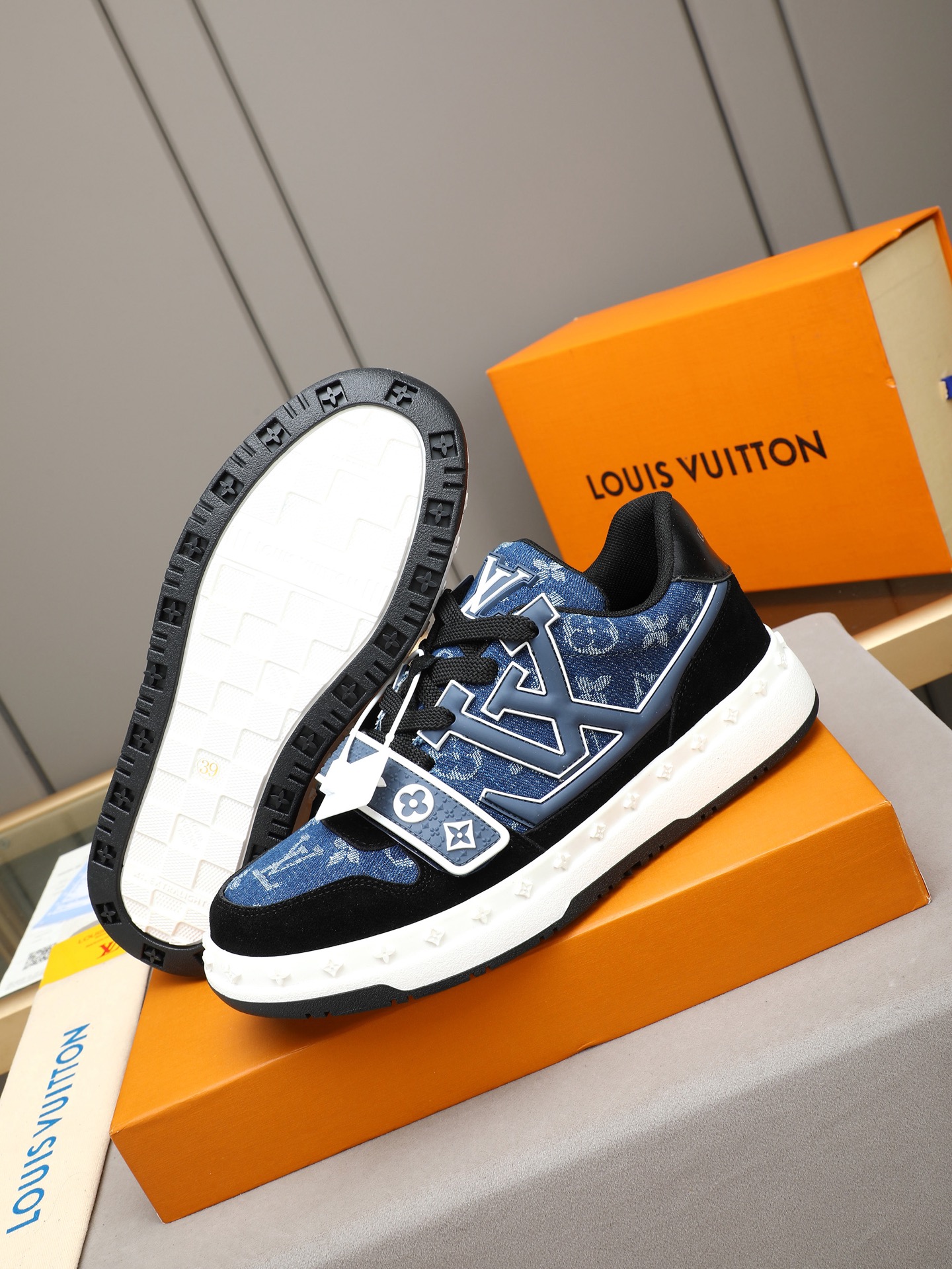 高仿LV Trainer男鞋 藍色丹寧Monogram黑色厚底運動鞋| 13 高仿LV Trainer男鞋 藍色丹寧Monogram黑色厚底運動鞋