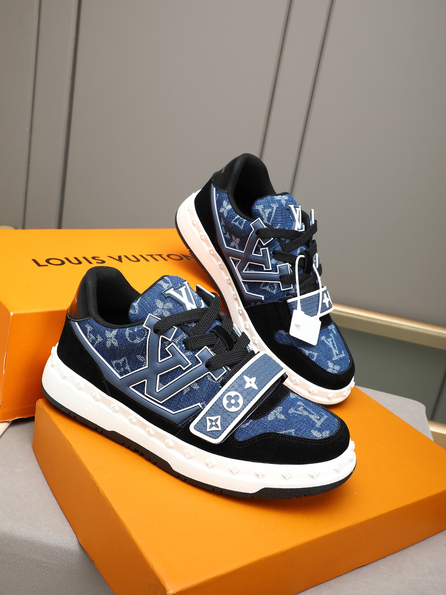 高仿LV Trainer男鞋 藍色丹寧Monogram黑色厚底運動鞋| 12 高仿LV Trainer男鞋 藍色丹寧Monogram黑色厚底運動鞋