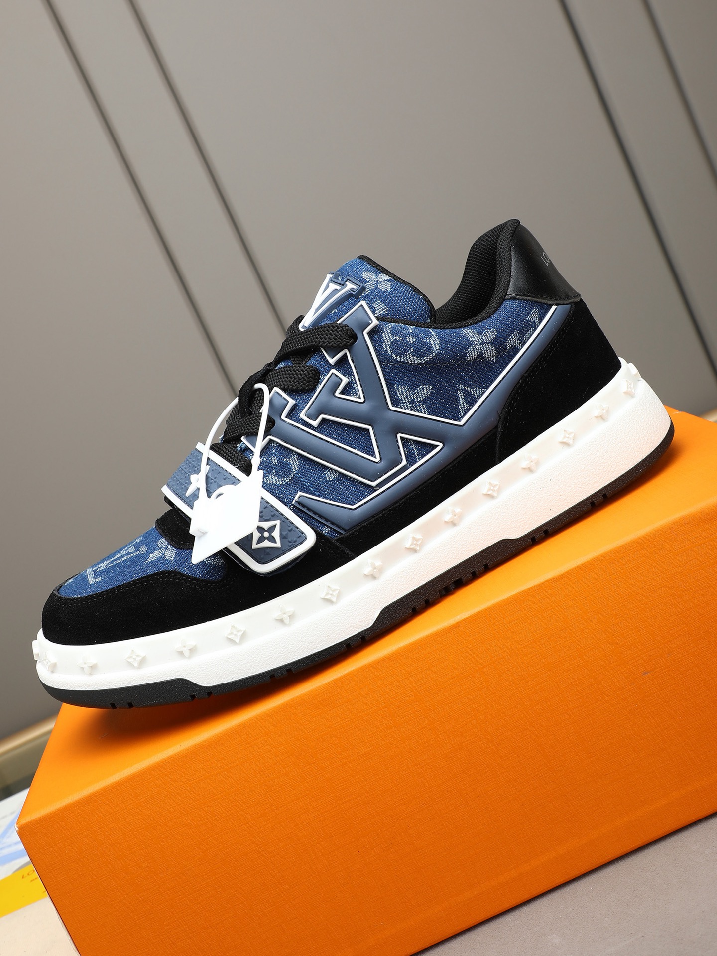高仿LV Trainer男鞋 藍色丹寧Monogram黑色厚底運動鞋| 10 高仿LV Trainer男鞋 藍色丹寧Monogram黑色厚底運動鞋