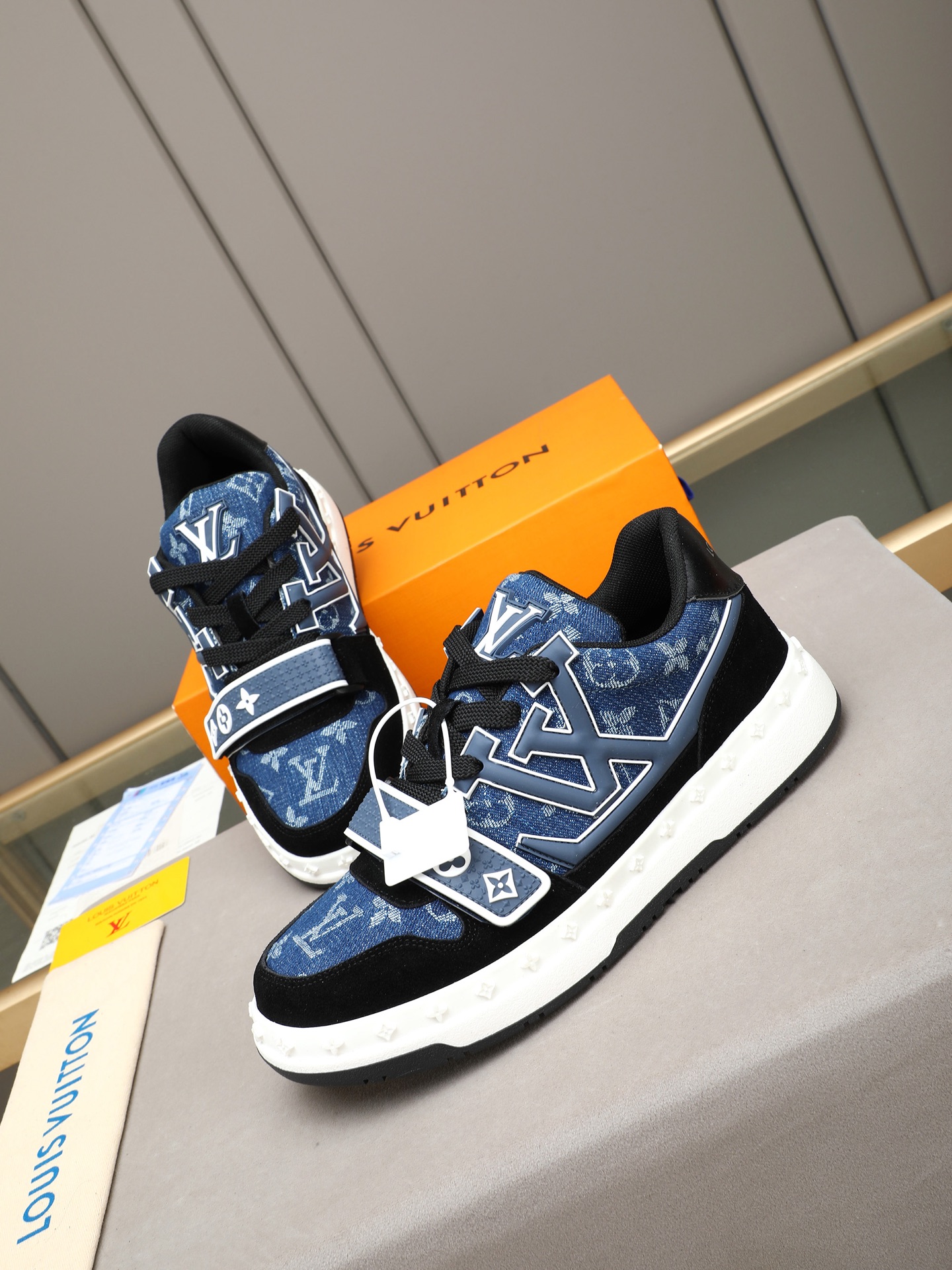 高仿LV Trainer男鞋 藍色丹寧Monogram黑色厚底運動鞋| 8 高仿LV Trainer男鞋 藍色丹寧Monogram黑色厚底運動鞋