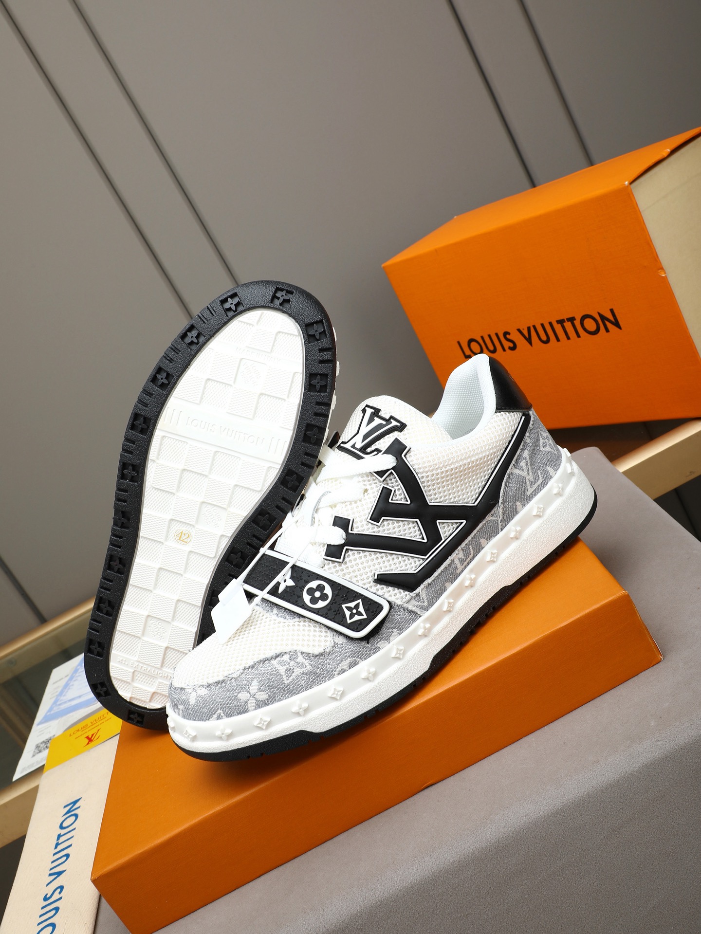 原單LV Trainer男鞋 灰白Monogram丹寧拼接厚底運動鞋| 13 原單LV Trainer男鞋 灰白Monogram丹寧拼接厚底運動鞋
