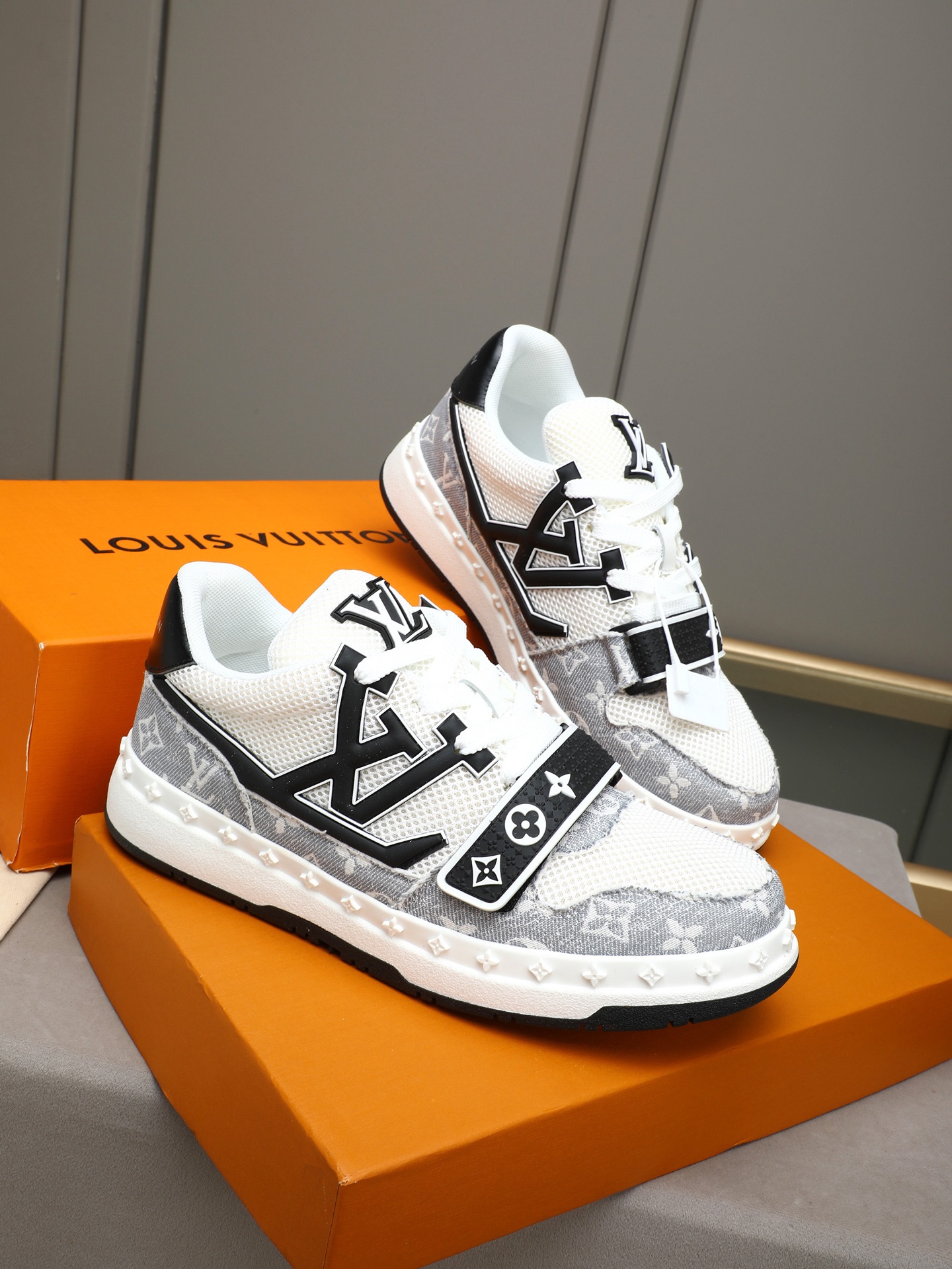 原單LV Trainer男鞋 灰白Monogram丹寧拼接厚底運動鞋| 12 原單LV Trainer男鞋 灰白Monogram丹寧拼接厚底運動鞋