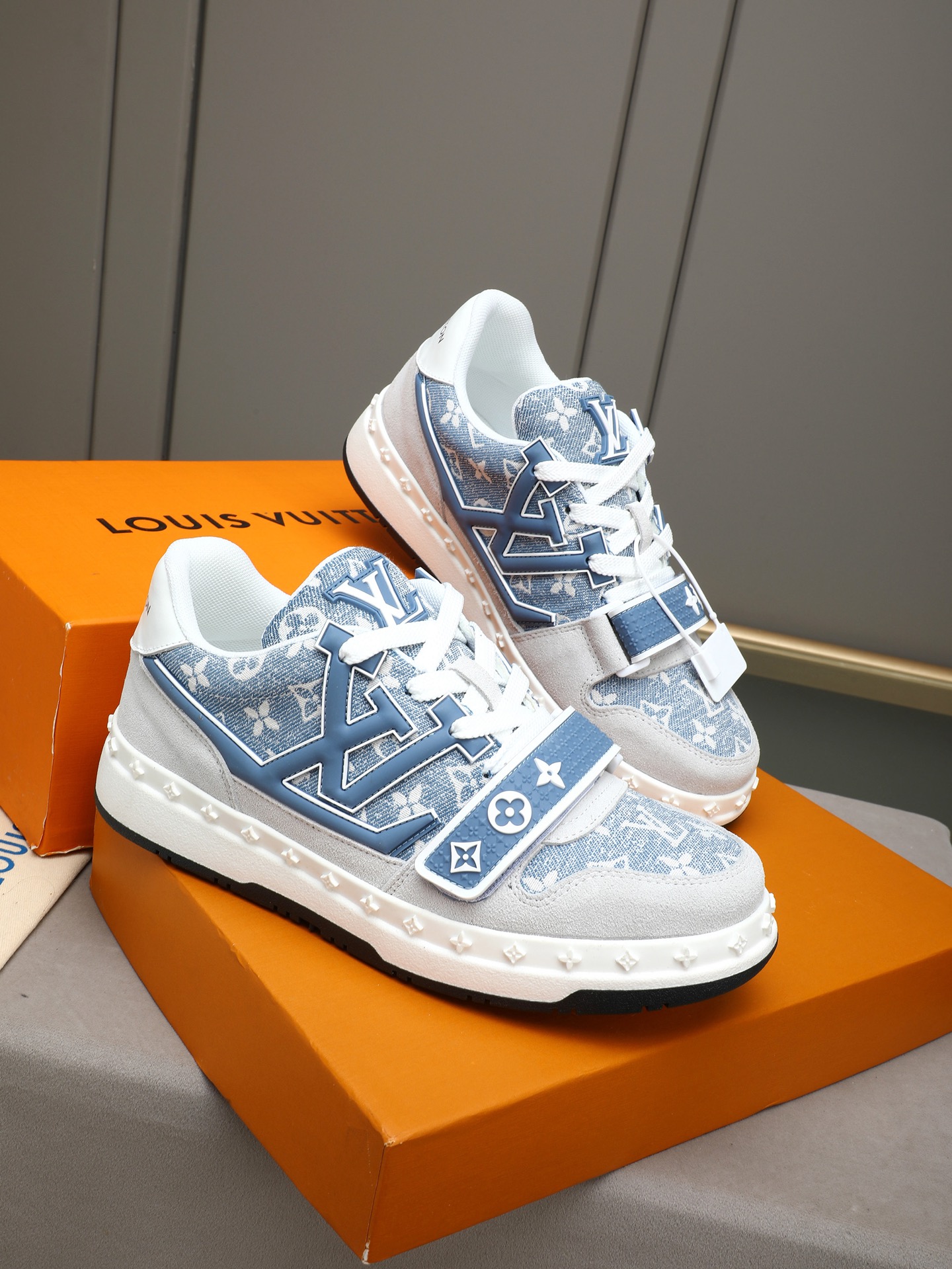 A貨LV Trainer男鞋 淺藍Monogram灰色麂皮厚底運動鞋| 12 A貨LV Trainer男鞋 淺藍Monogram灰色麂皮厚底運動鞋