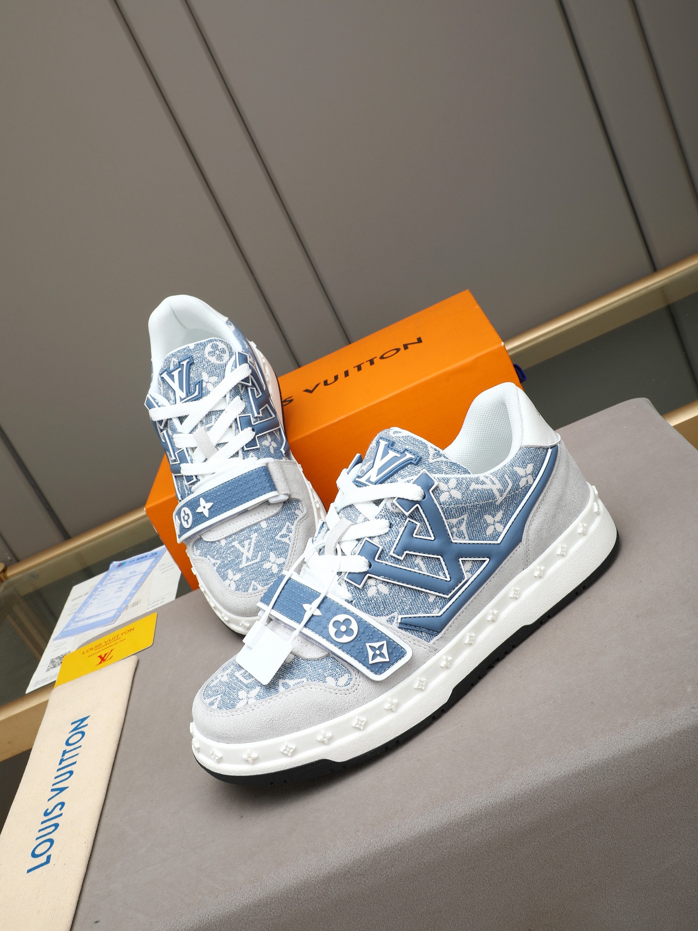 A貨LV Trainer男鞋 淺藍Monogram灰色麂皮厚底運動鞋| 10 A貨LV Trainer男鞋 淺藍Monogram灰色麂皮厚底運動鞋