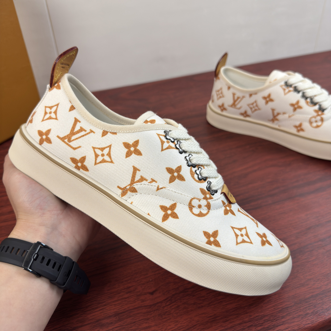 高仿LV男鞋 白色焦糖Monogram低筒帆布休閒鞋| 12 高仿LV男鞋 白色焦糖Monogram低筒帆布休閒鞋