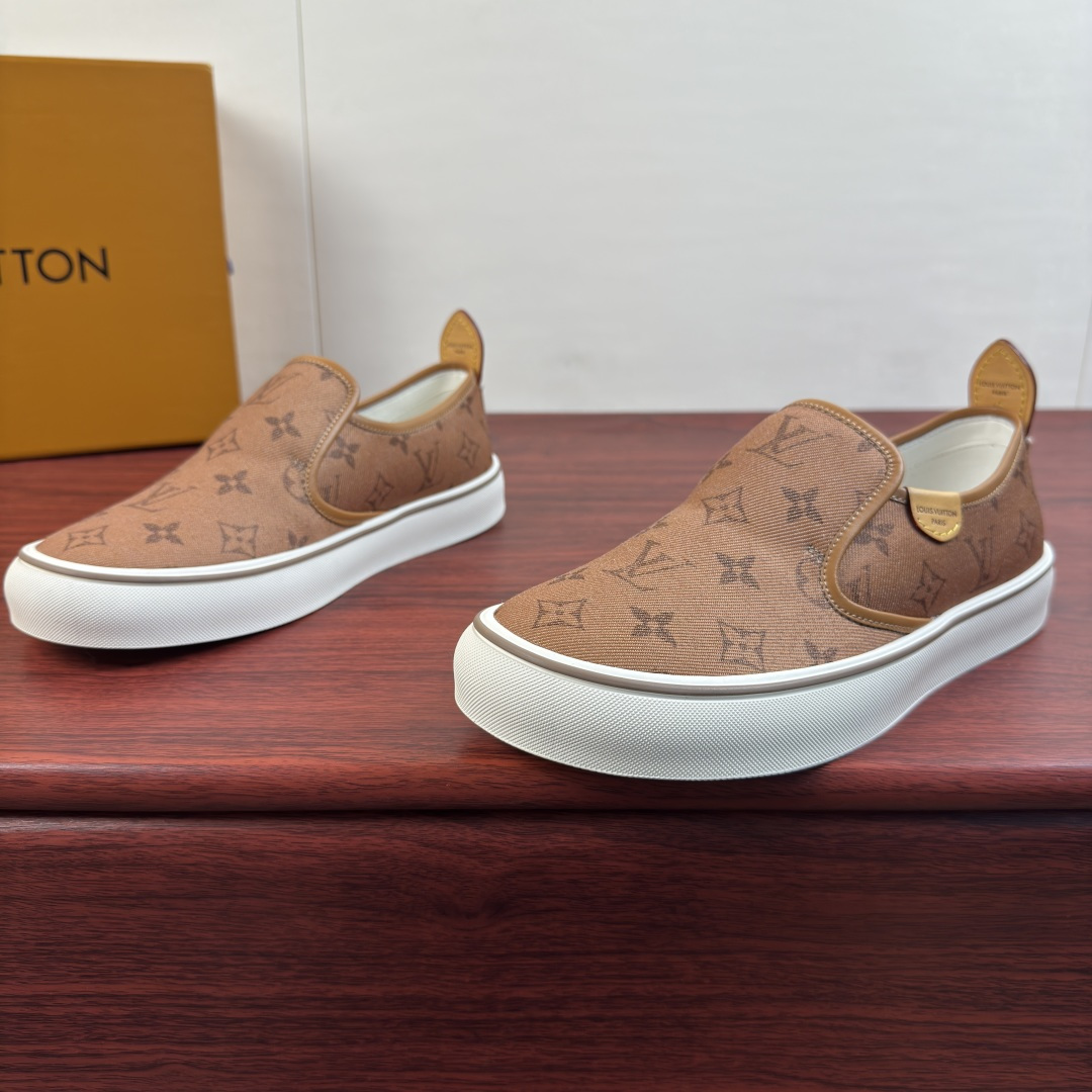 LV 高仿男鞋 棕色 Monogram 印花一腳蹬懶人休閒鞋| 13 LV 高仿男鞋 棕色 Monogram 印花一腳蹬懶人休閒鞋